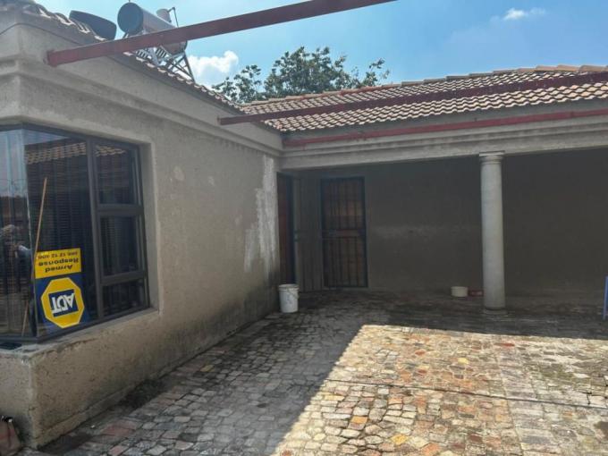 2 Bedroom Apartment to Rent in Klippoortjie AH - Property to rent - MR673626