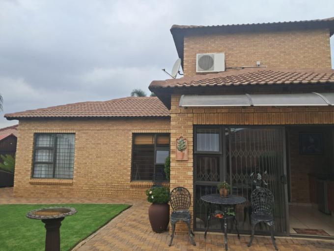 3 Bedroom Simplex for Sale For Sale in Newmarket Park - MR673712