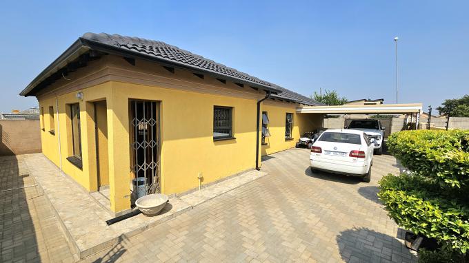 4 Bedroom House for Sale For Sale in Soshanguve East - MR673732