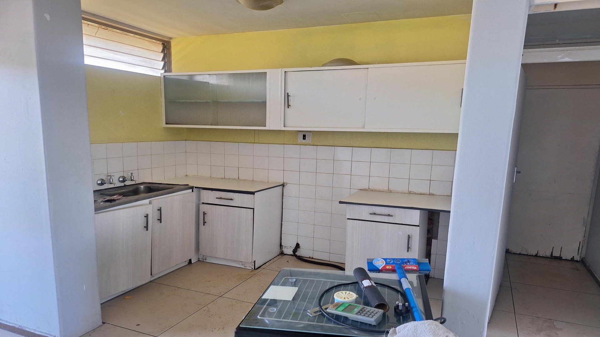 Kitchen of property in Muckleneuk