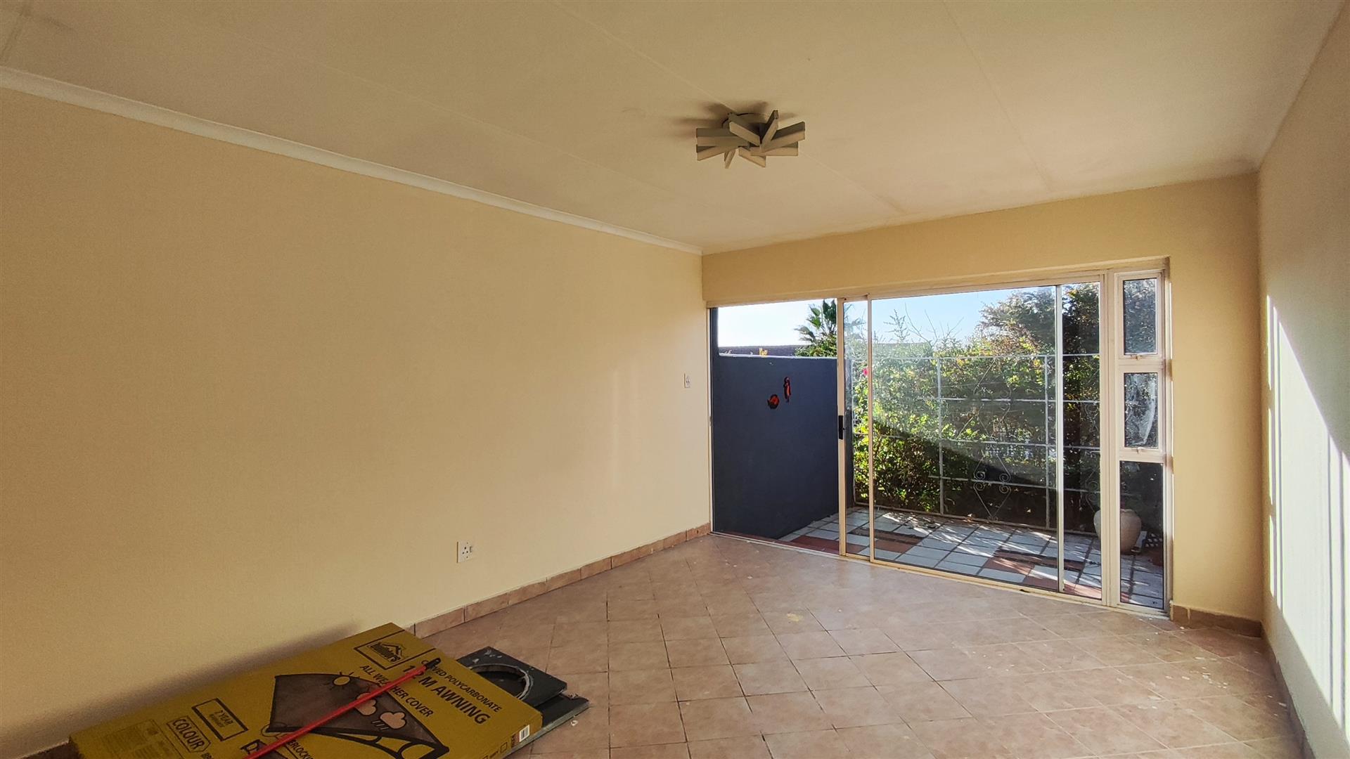 Lounges - 20 square meters of property in Terenure