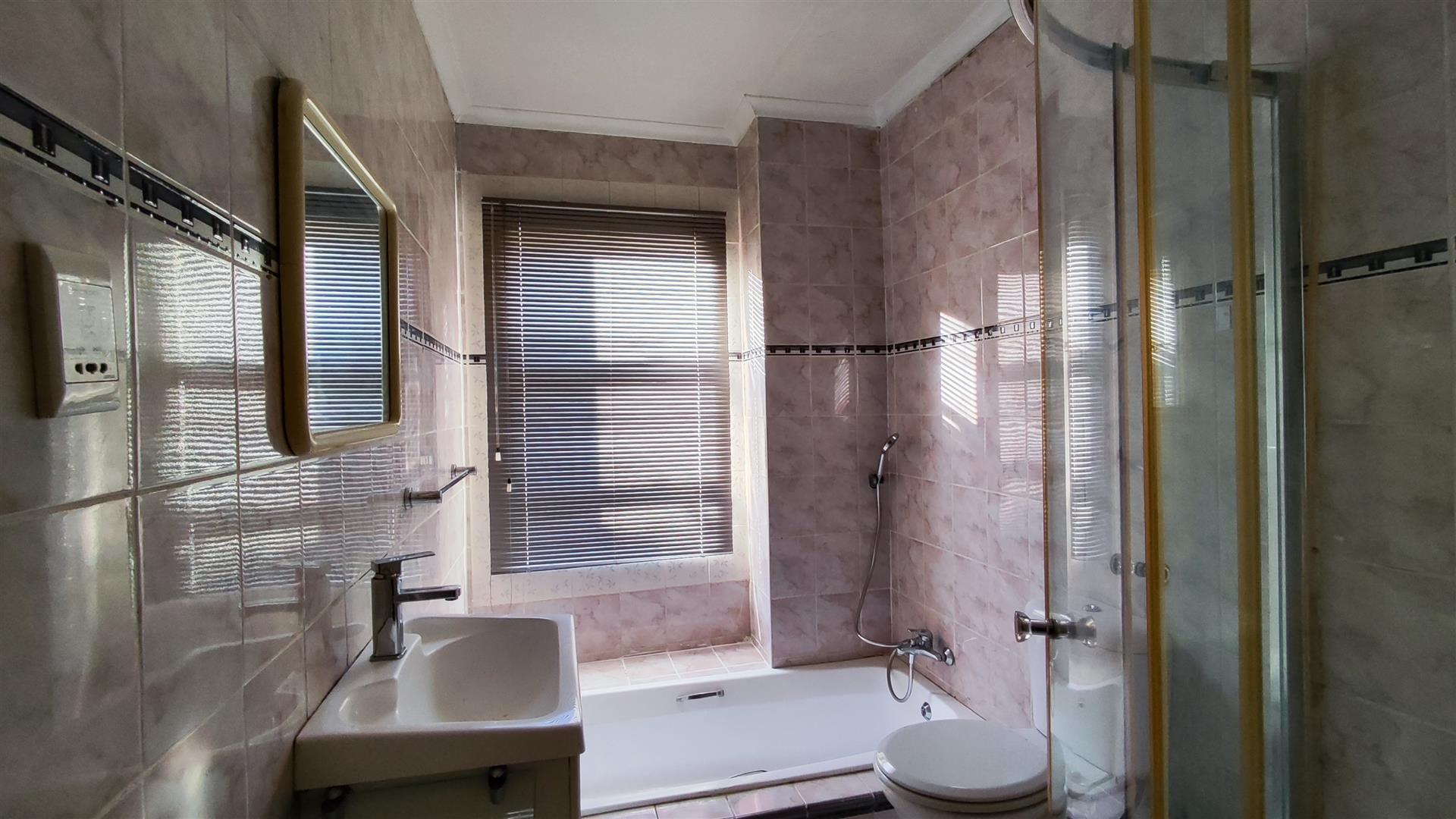 Main Bathroom - 6 square meters of property in Terenure