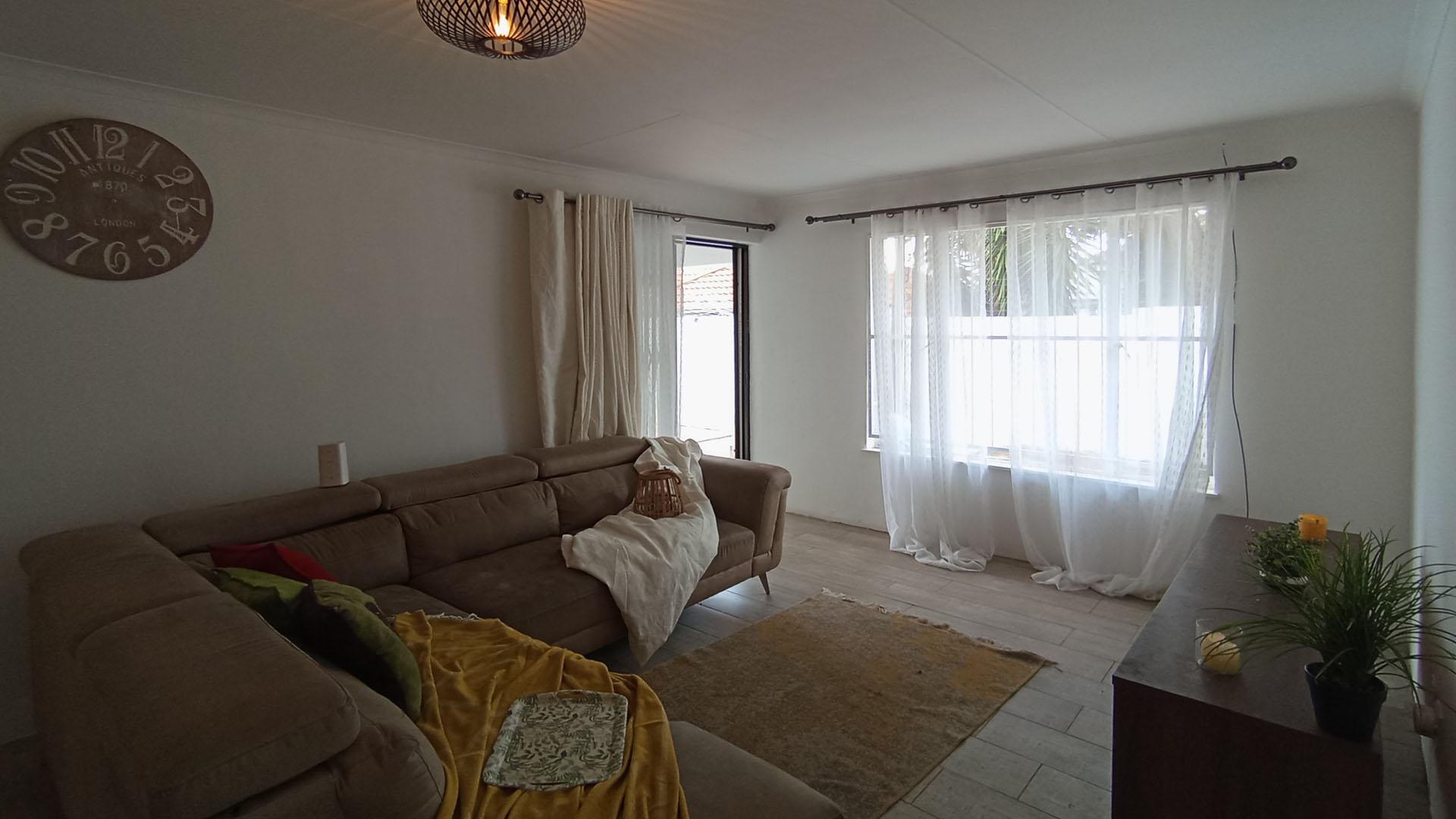 Lounges - 22 square meters of property in Faerie Glen