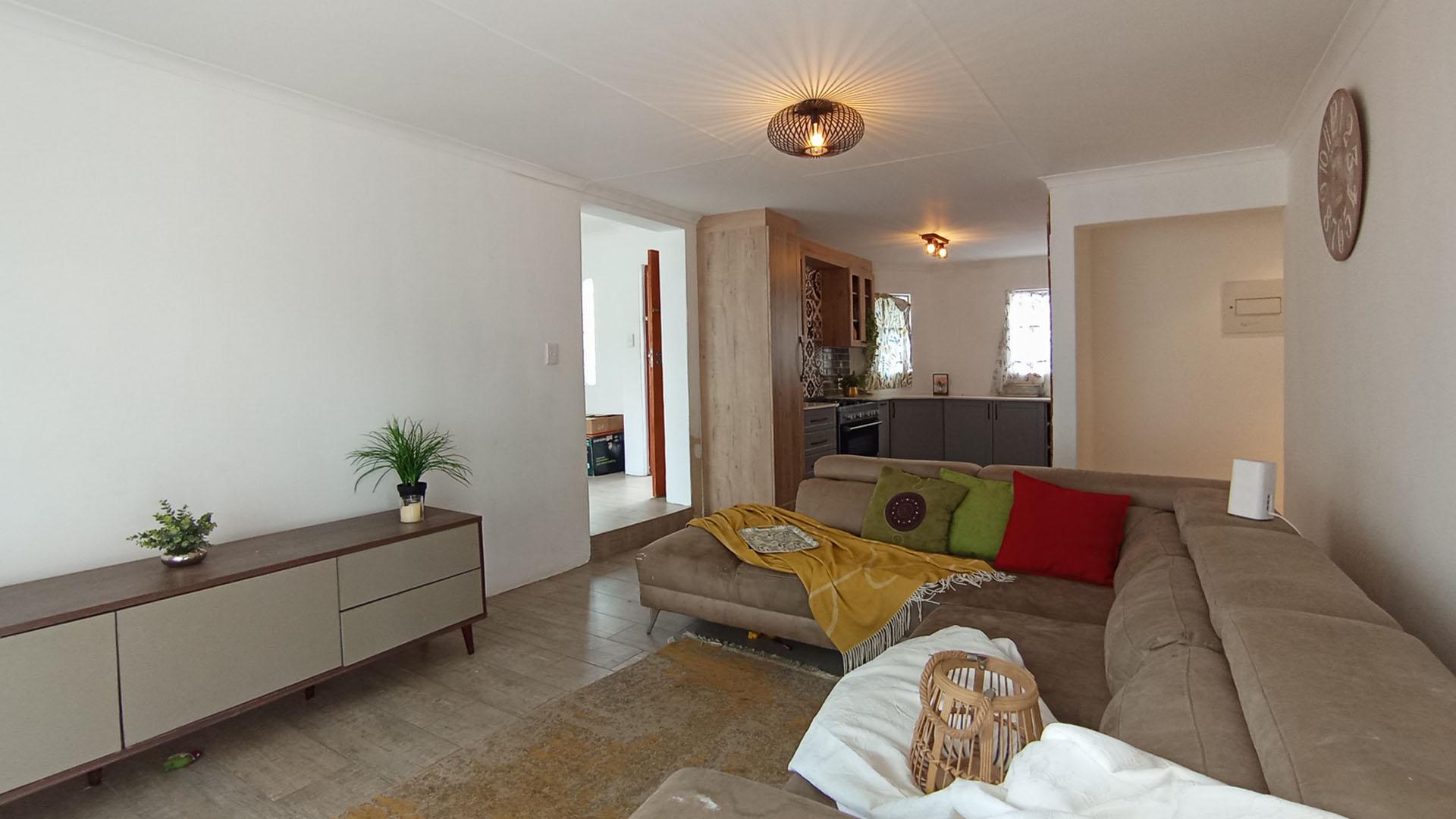 Lounges - 22 square meters of property in Faerie Glen