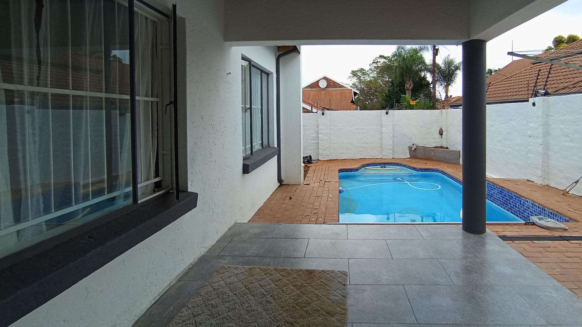 Patio - 12 square meters of property in Faerie Glen