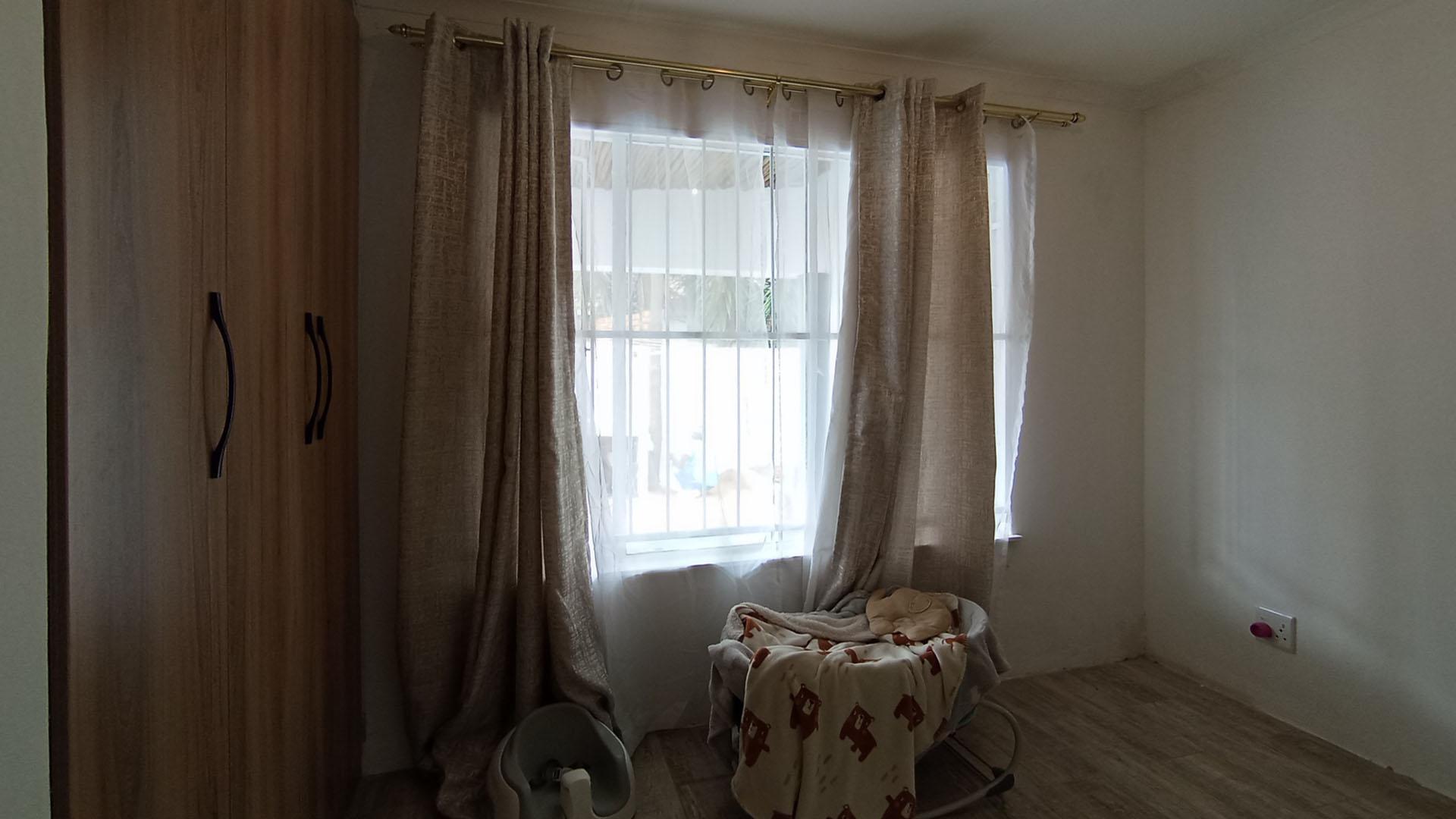 Bed Room 1 - 12 square meters of property in Faerie Glen