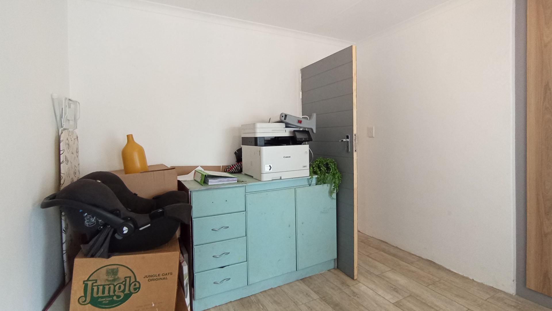 Bed Room 1 - 12 square meters of property in Faerie Glen