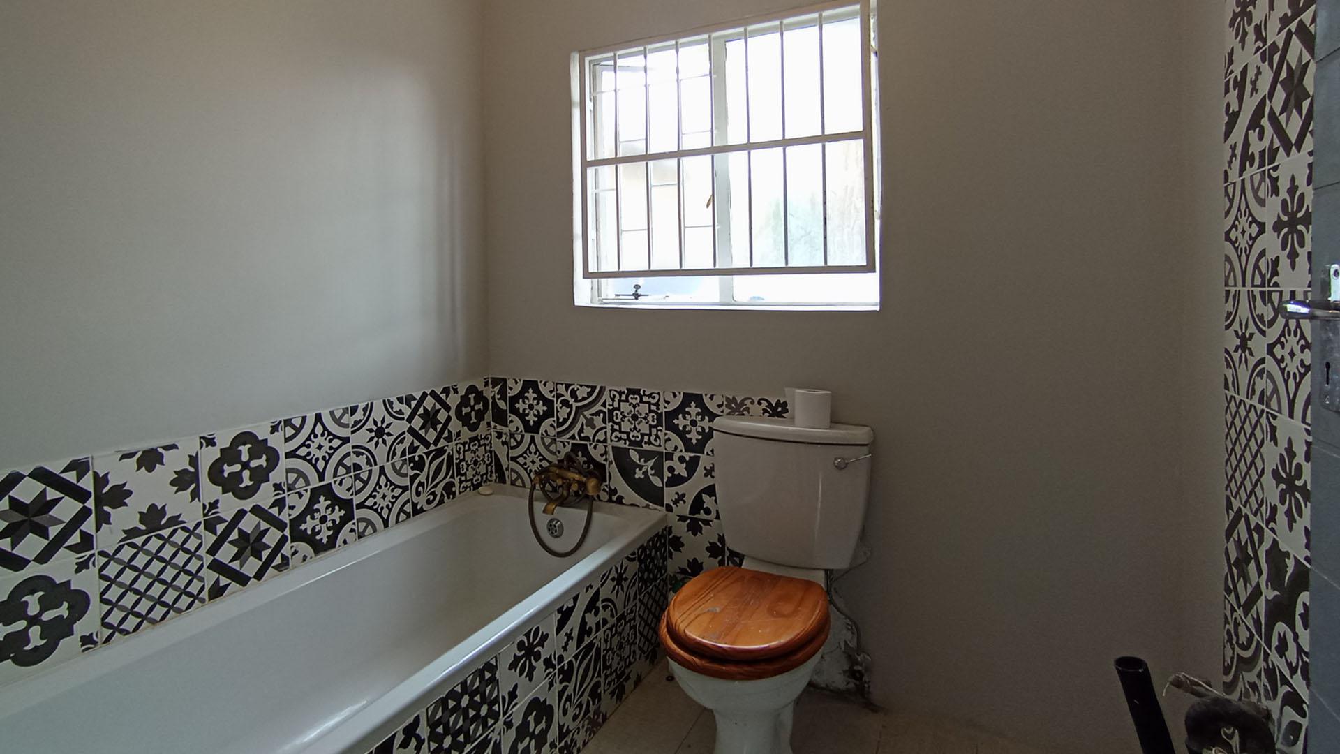 Bathroom 1 - 5 square meters of property in Faerie Glen