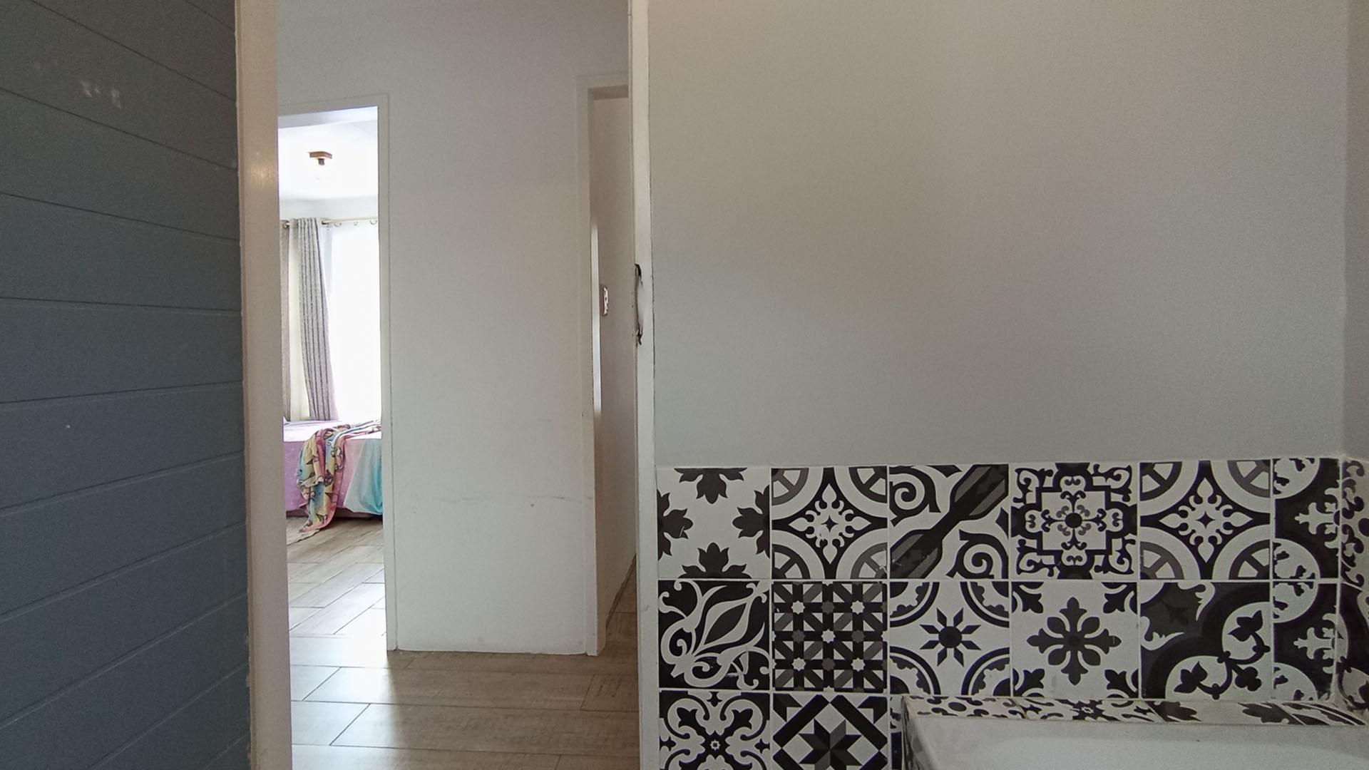 Bathroom 1 - 5 square meters of property in Faerie Glen