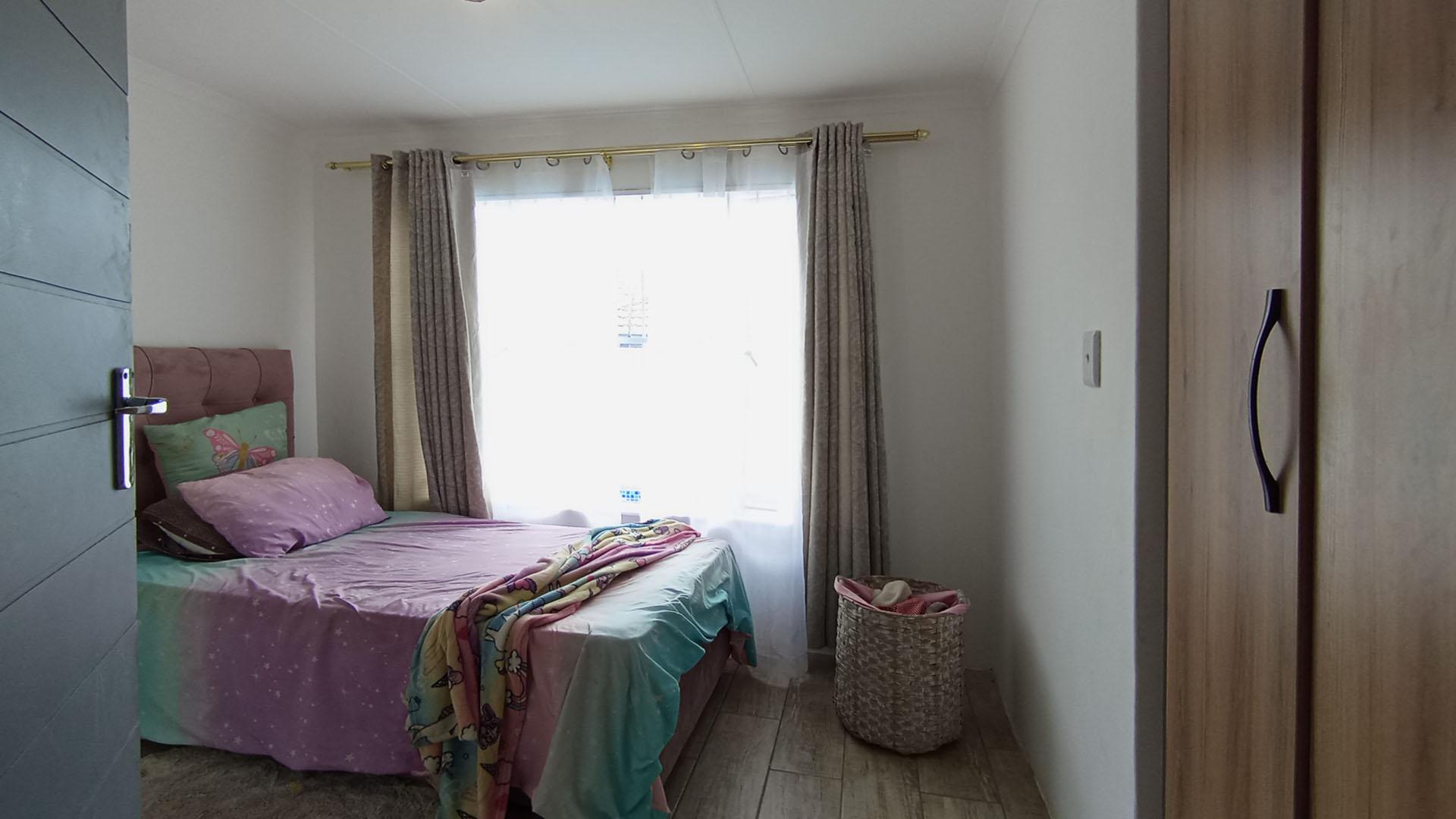 Bed Room 2 - 12 square meters of property in Faerie Glen