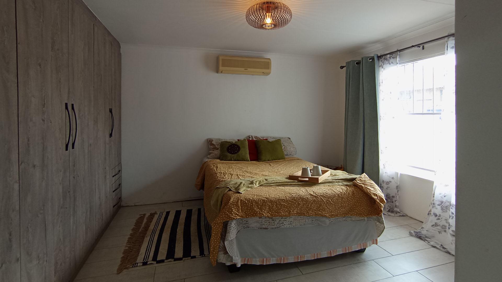 Main Bedroom - 21 square meters of property in Faerie Glen