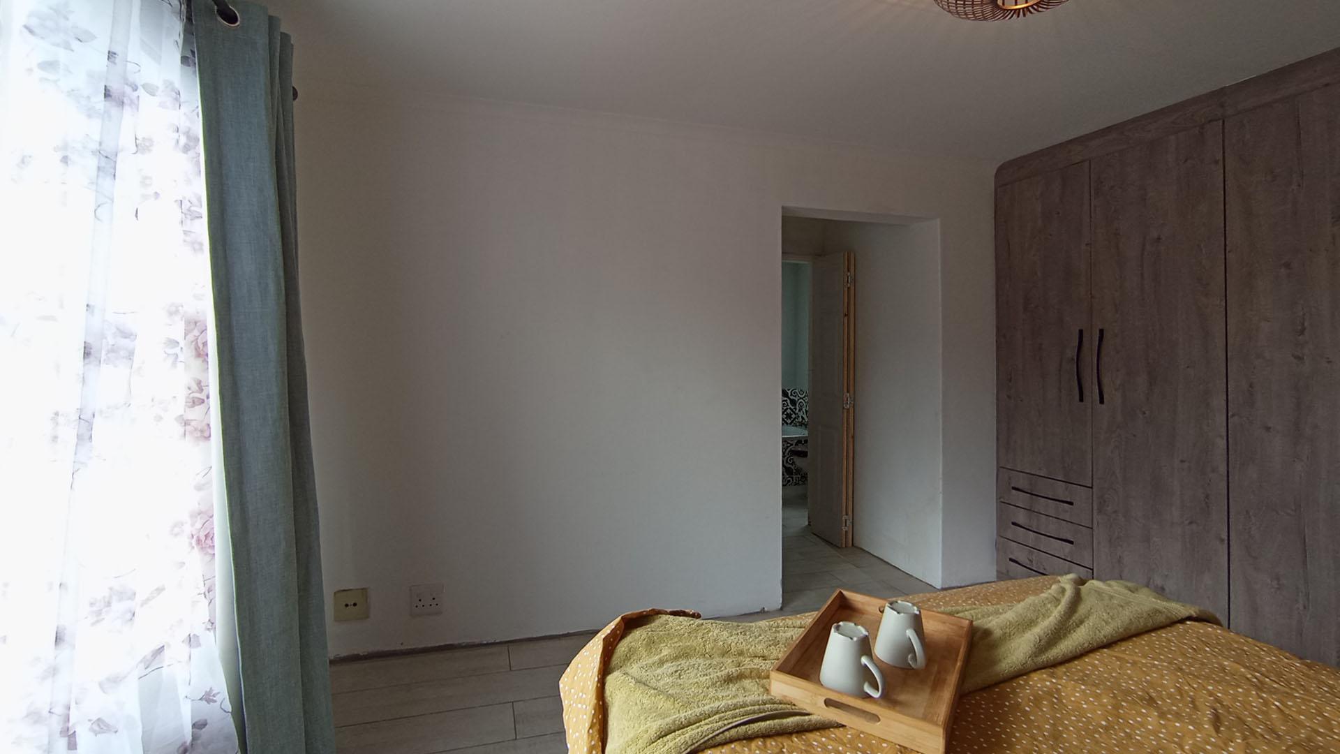 Main Bedroom - 21 square meters of property in Faerie Glen