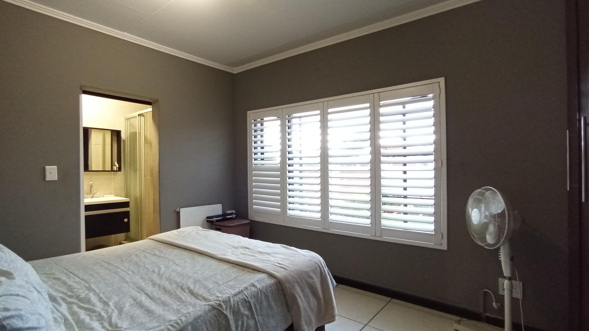Main Bedroom - 11 square meters of property in Greenstone Hill