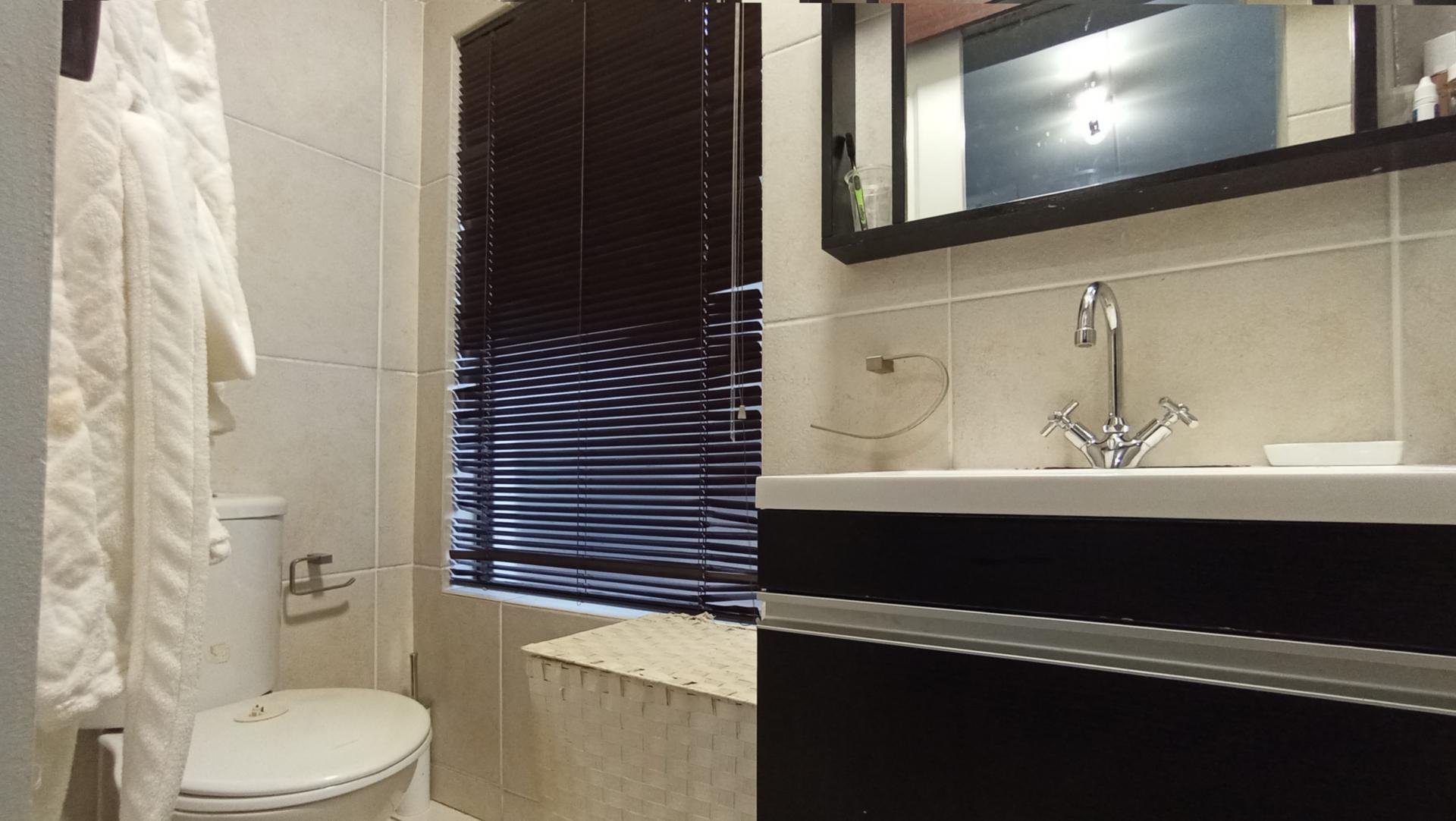 Main Bathroom - 4 square meters of property in Greenstone Hill