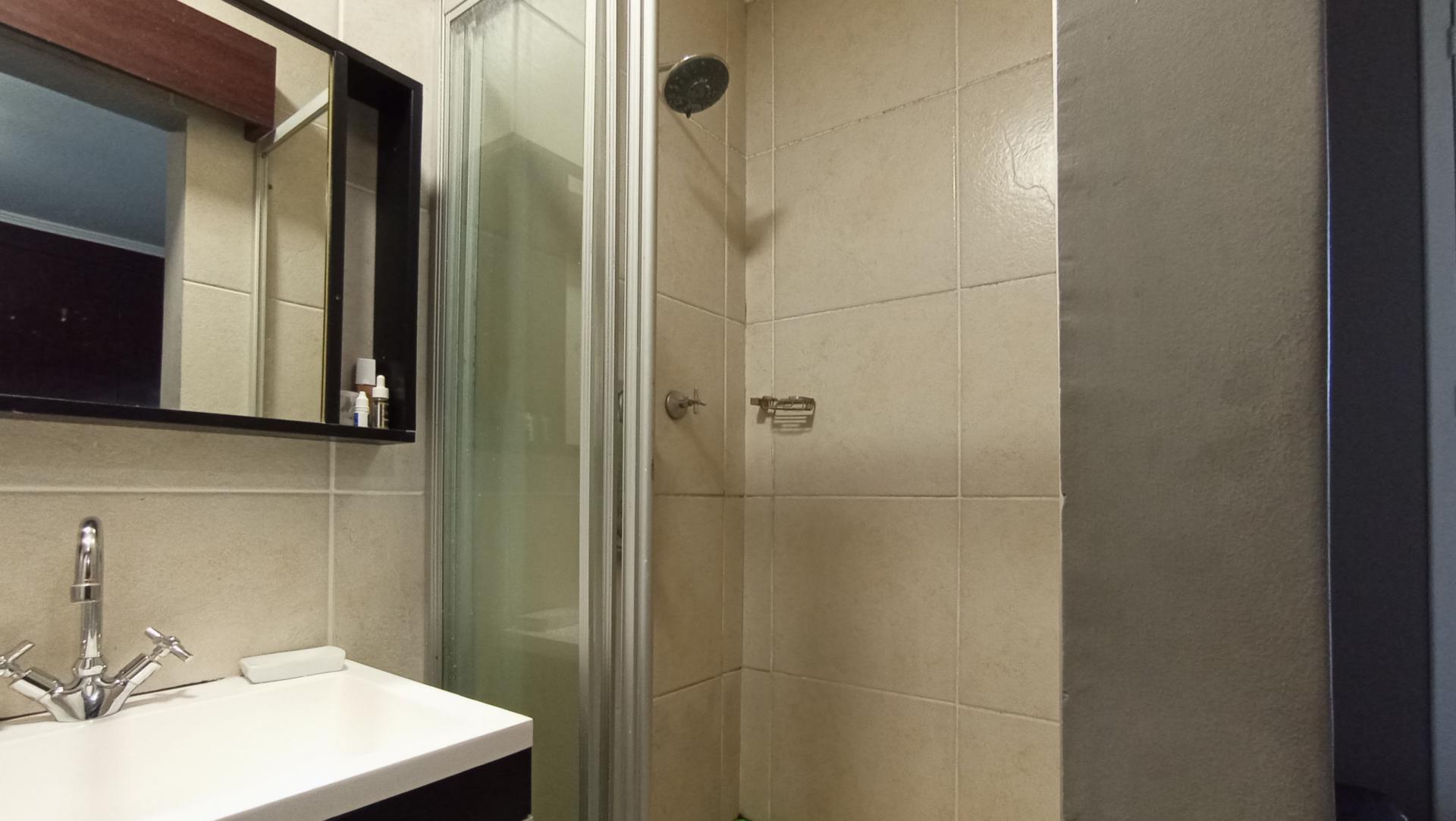 Main Bathroom - 4 square meters of property in Greenstone Hill
