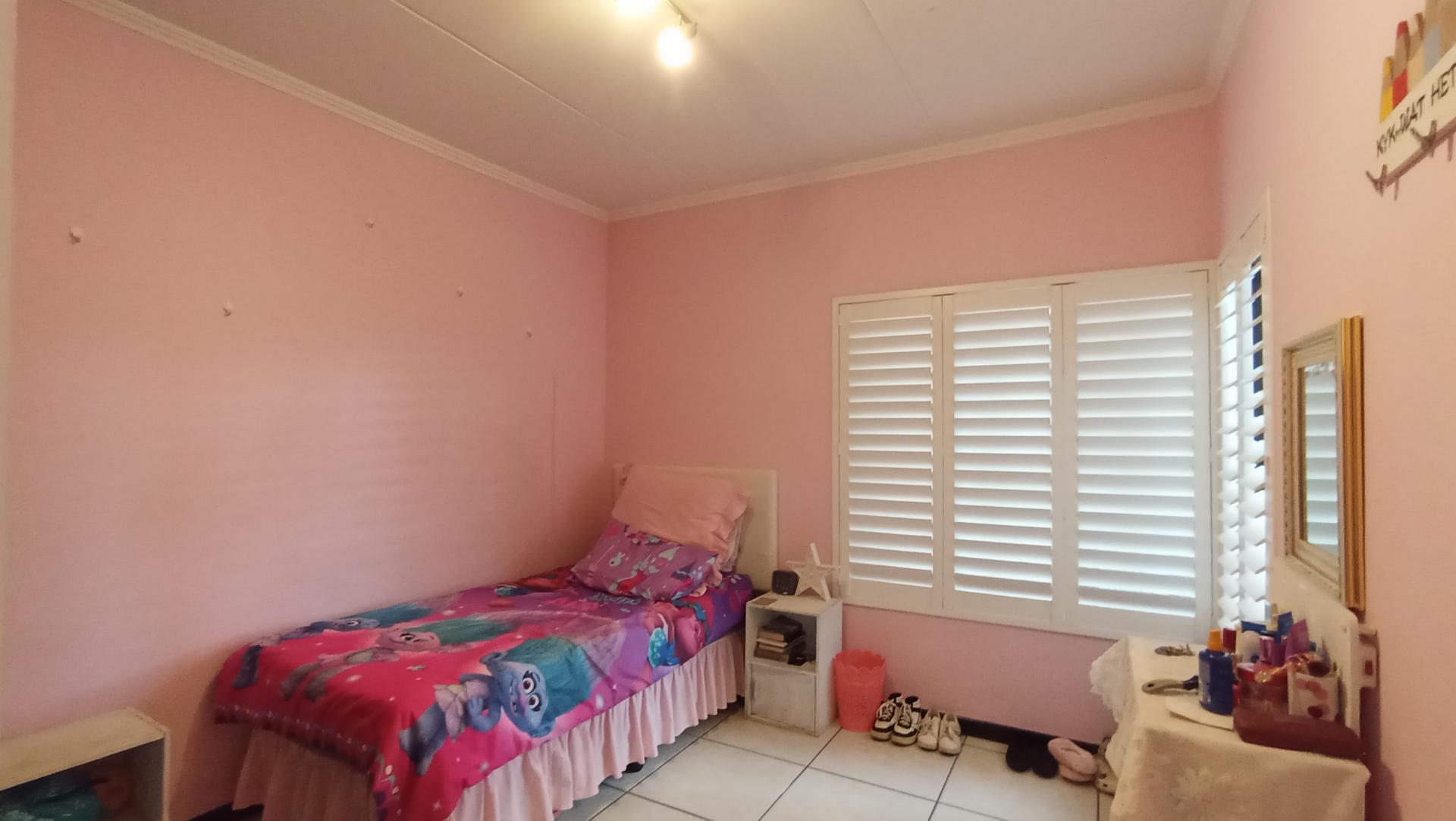 Bed Room 1 - 11 square meters of property in Greenstone Hill