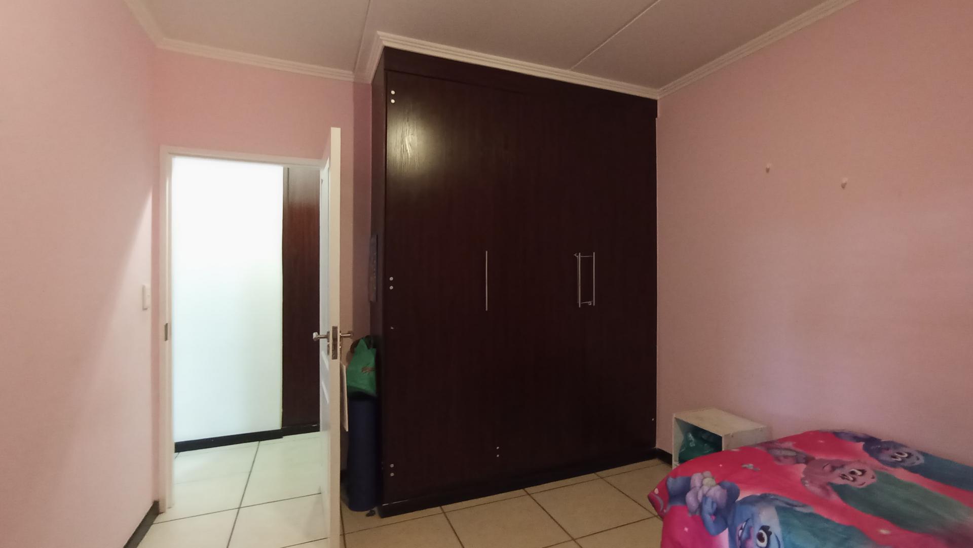 Bed Room 1 - 11 square meters of property in Greenstone Hill