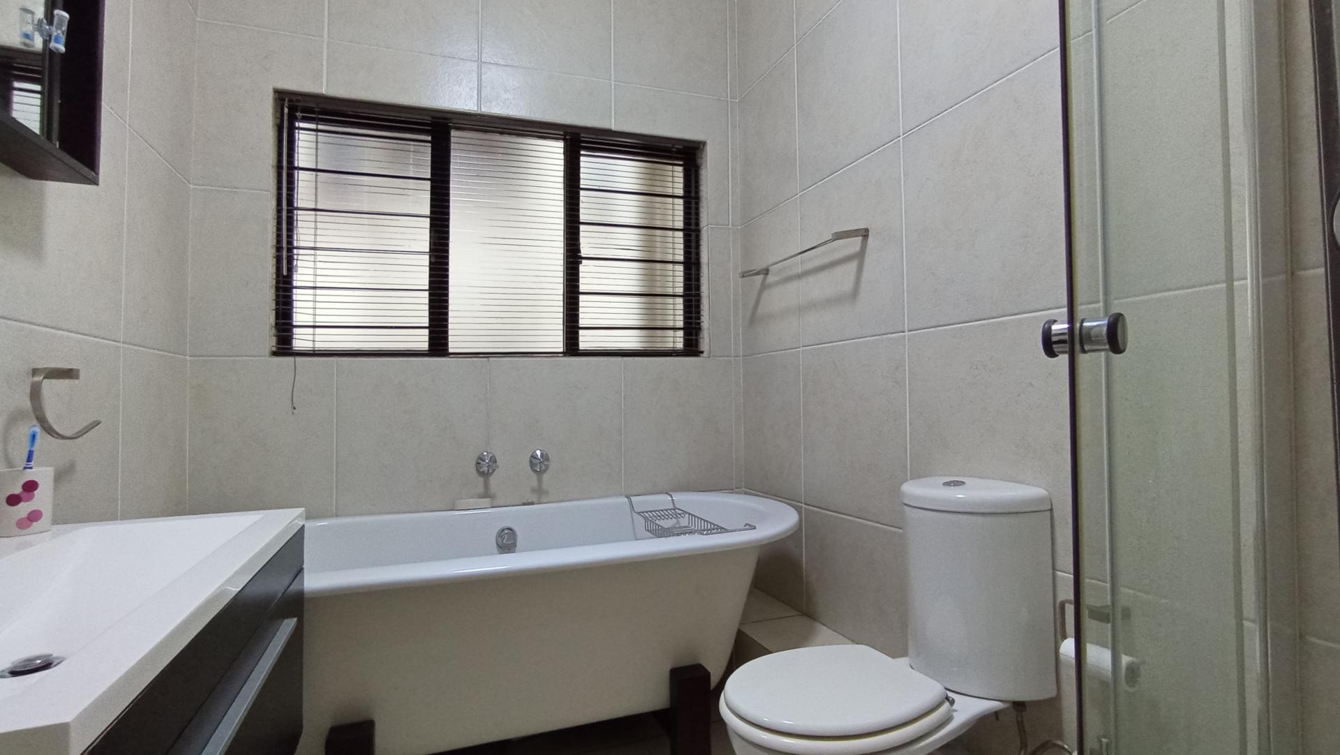 Bathroom 1 - 5 square meters of property in Greenstone Hill