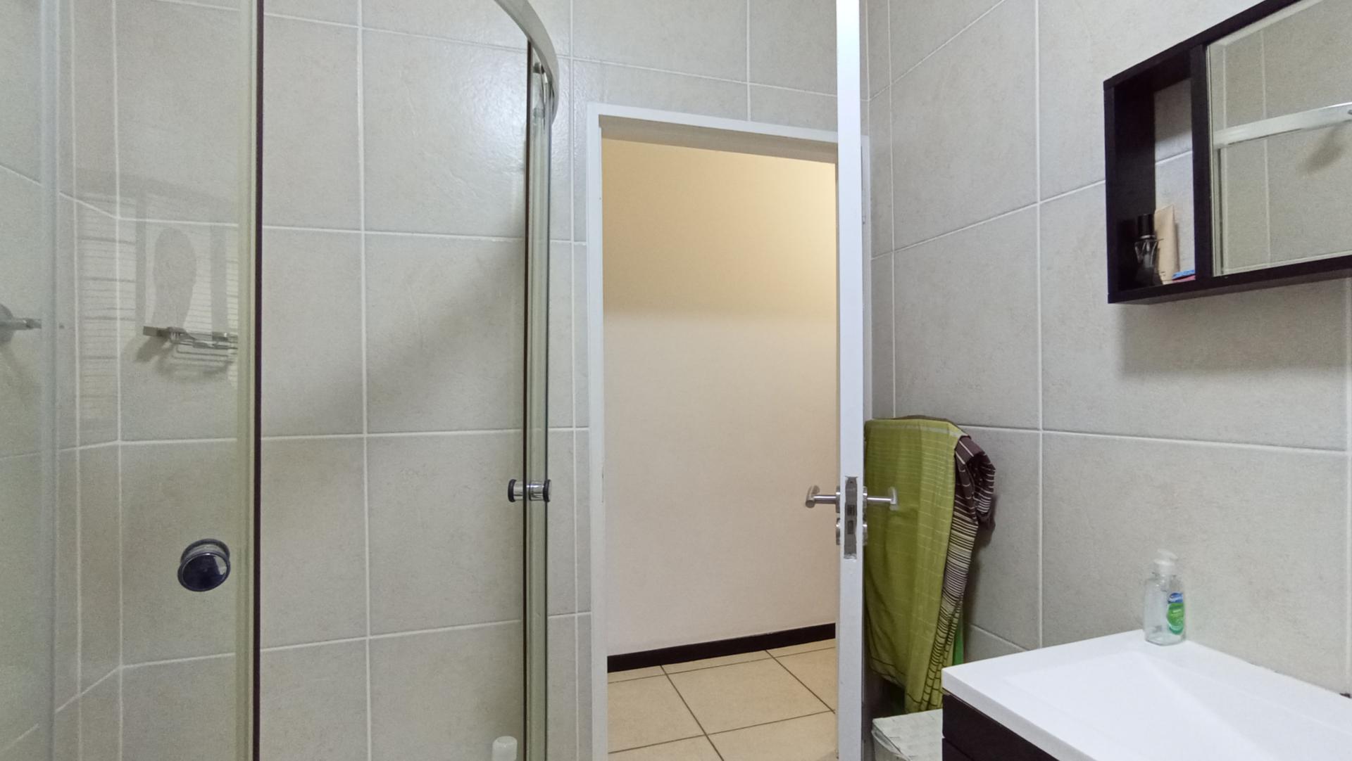 Bathroom 1 - 5 square meters of property in Greenstone Hill