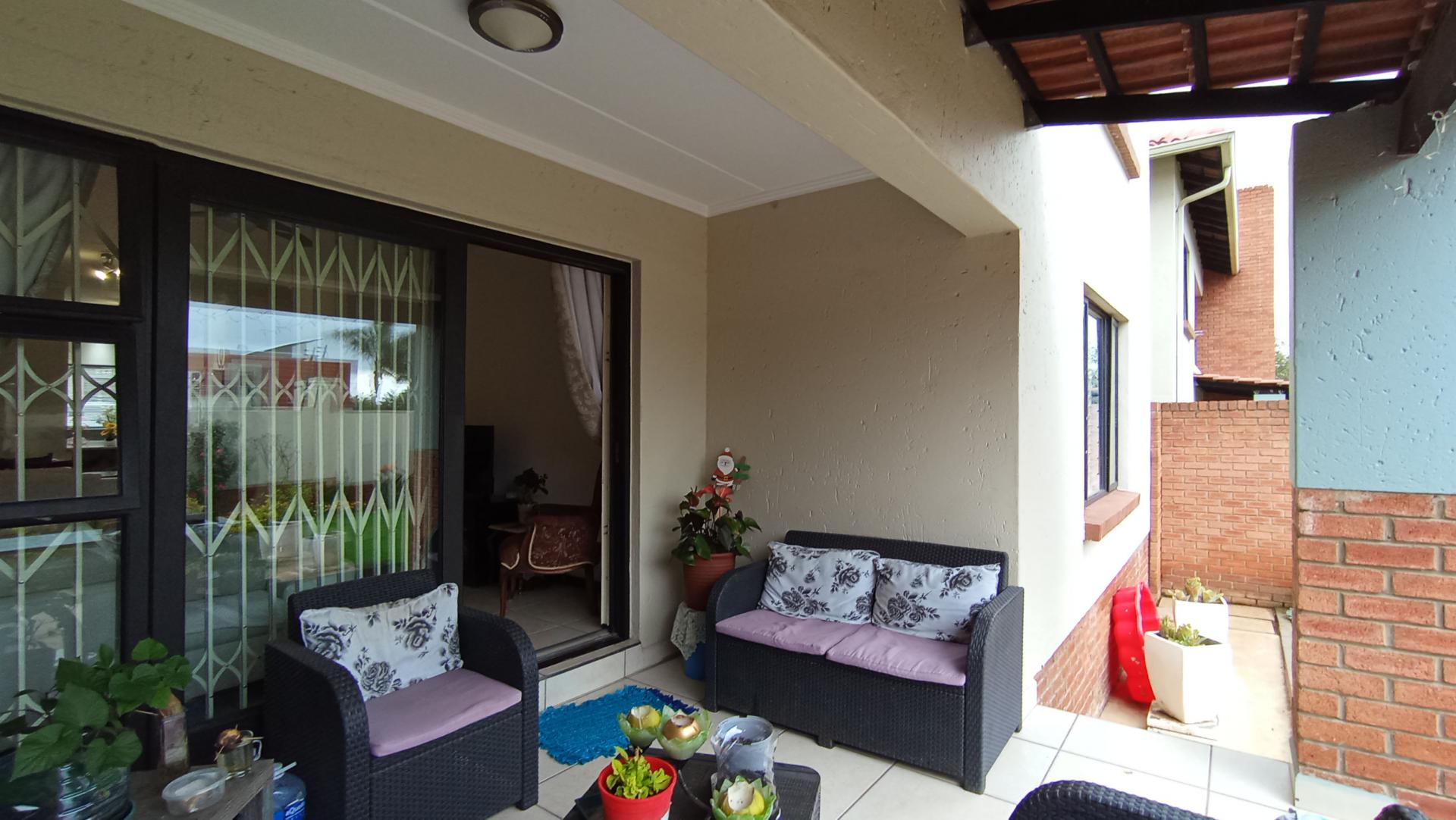 Patio - 10 square meters of property in Greenstone Hill