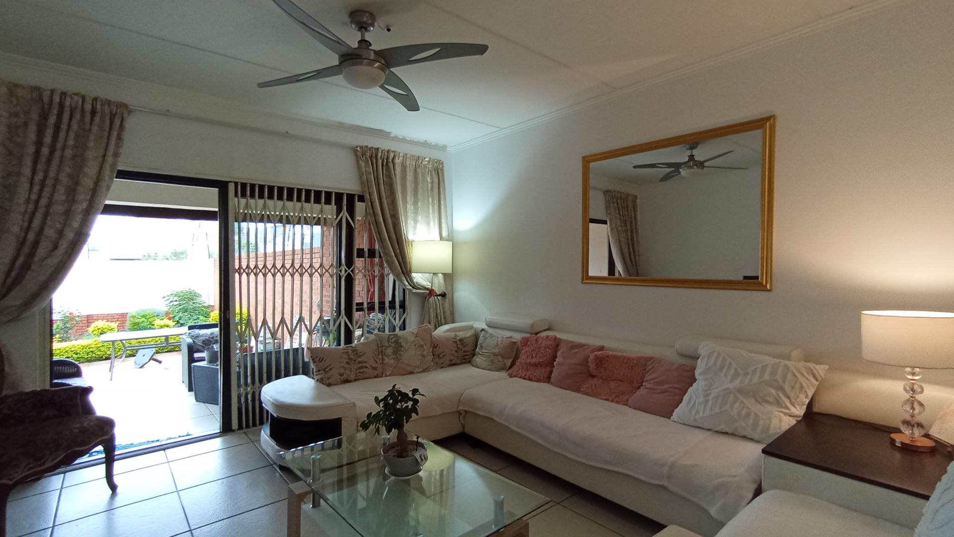 Lounges - 15 square meters of property in Greenstone Hill