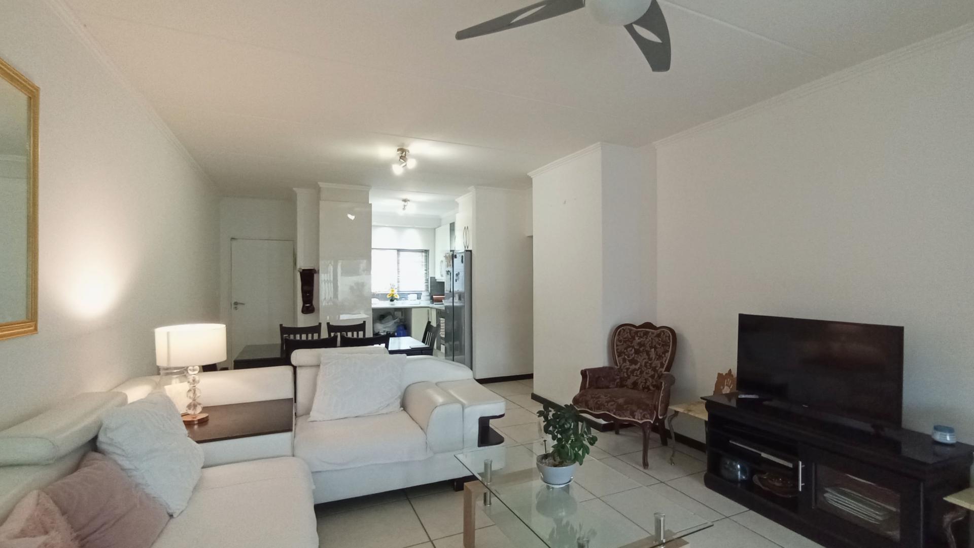 Lounges - 15 square meters of property in Greenstone Hill