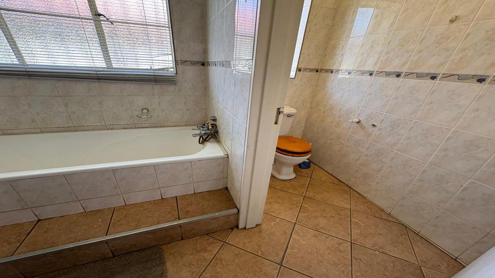 Main Bathroom - 12 square meters of property in Helikon Park