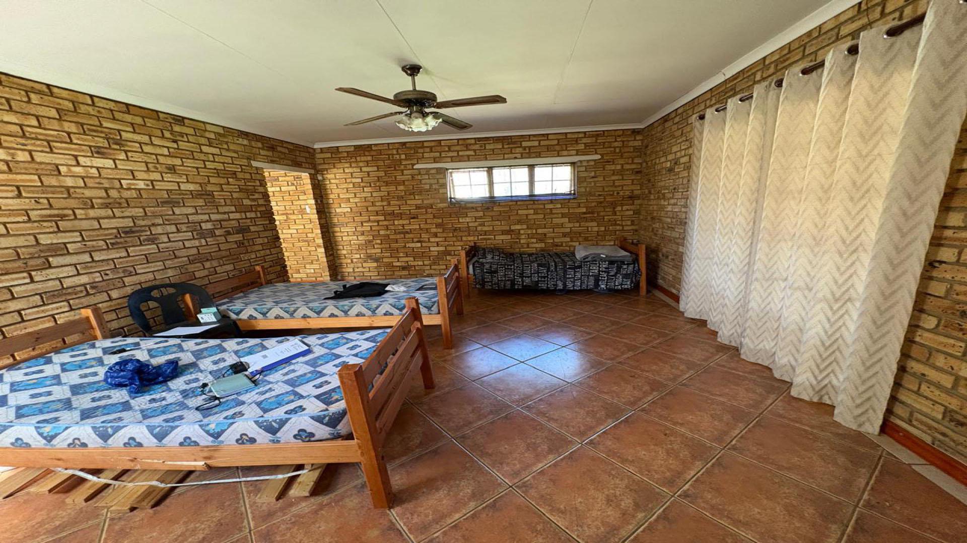 Bed Room 5+ - 26 square meters of property in Helikon Park