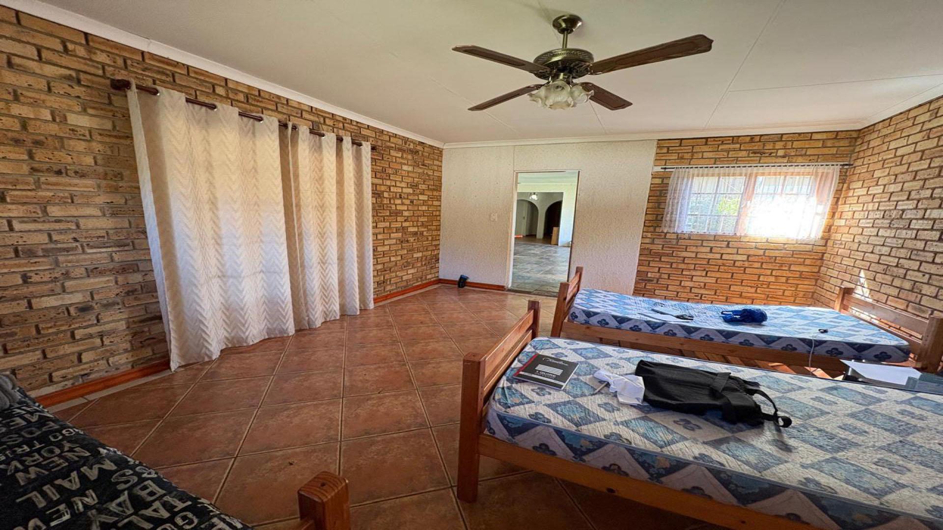 Bed Room 5+ - 26 square meters of property in Helikon Park