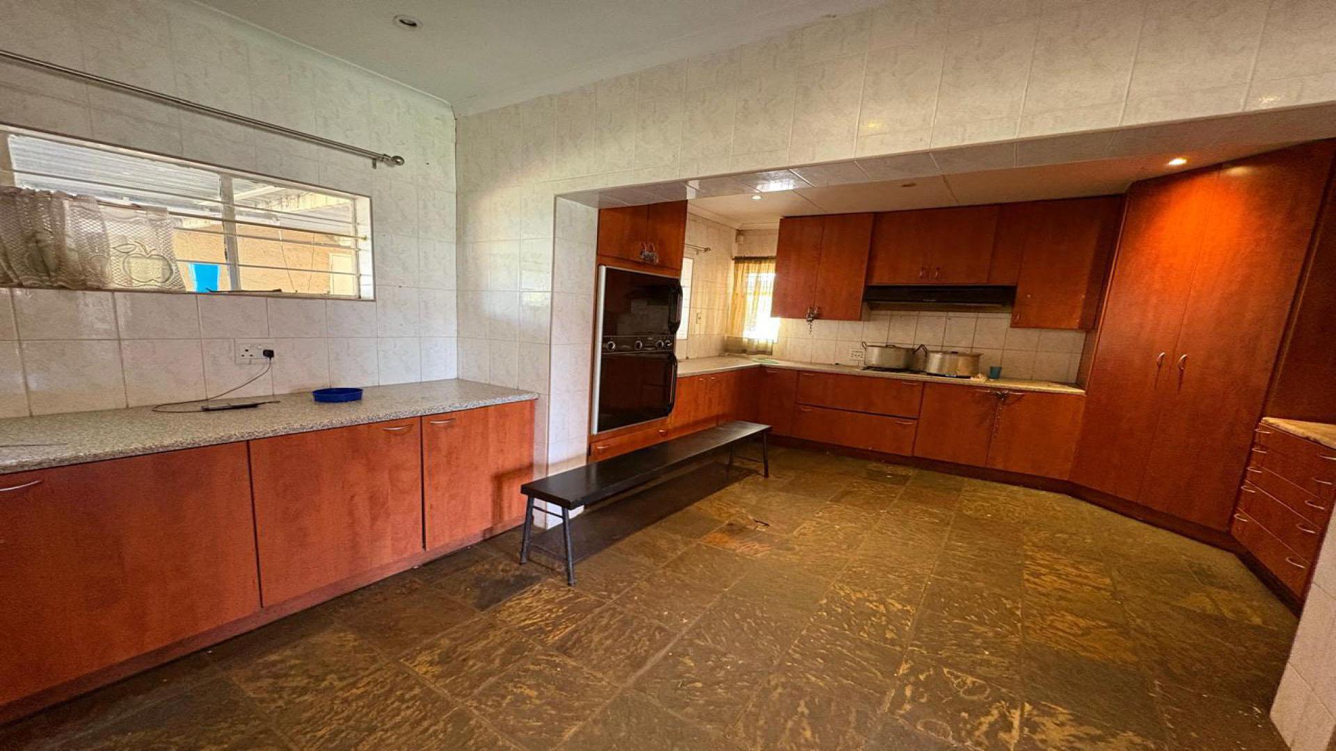 Kitchen - 27 square meters of property in Helikon Park