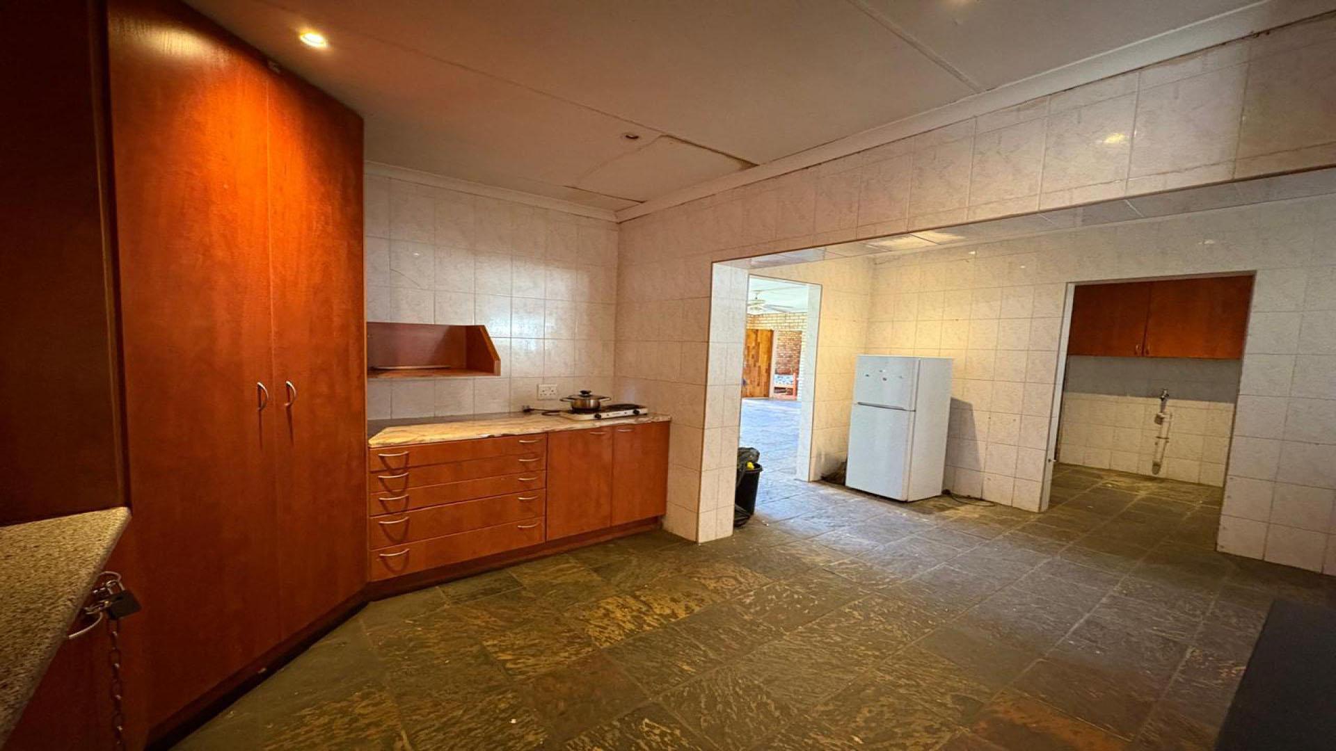 Kitchen - 27 square meters of property in Helikon Park