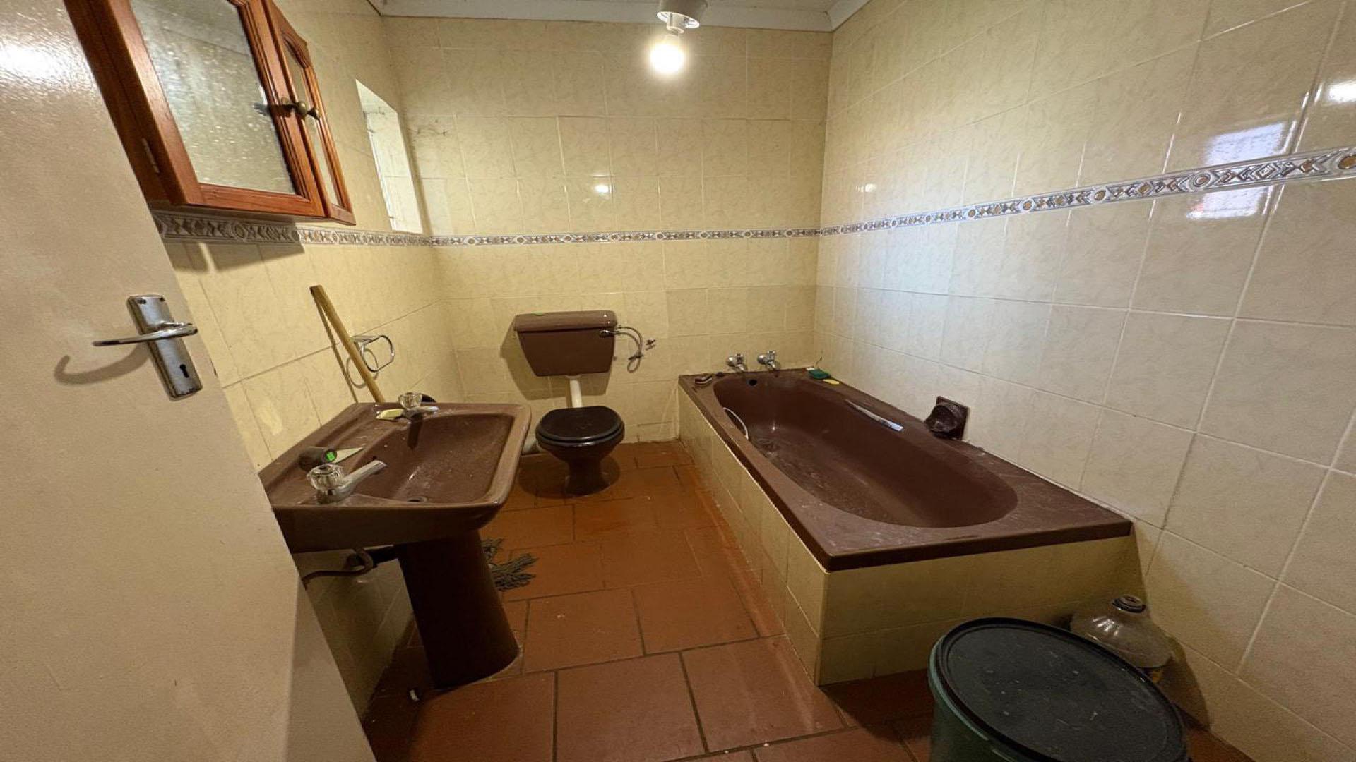 Bathroom 2 - 6 square meters of property in Helikon Park