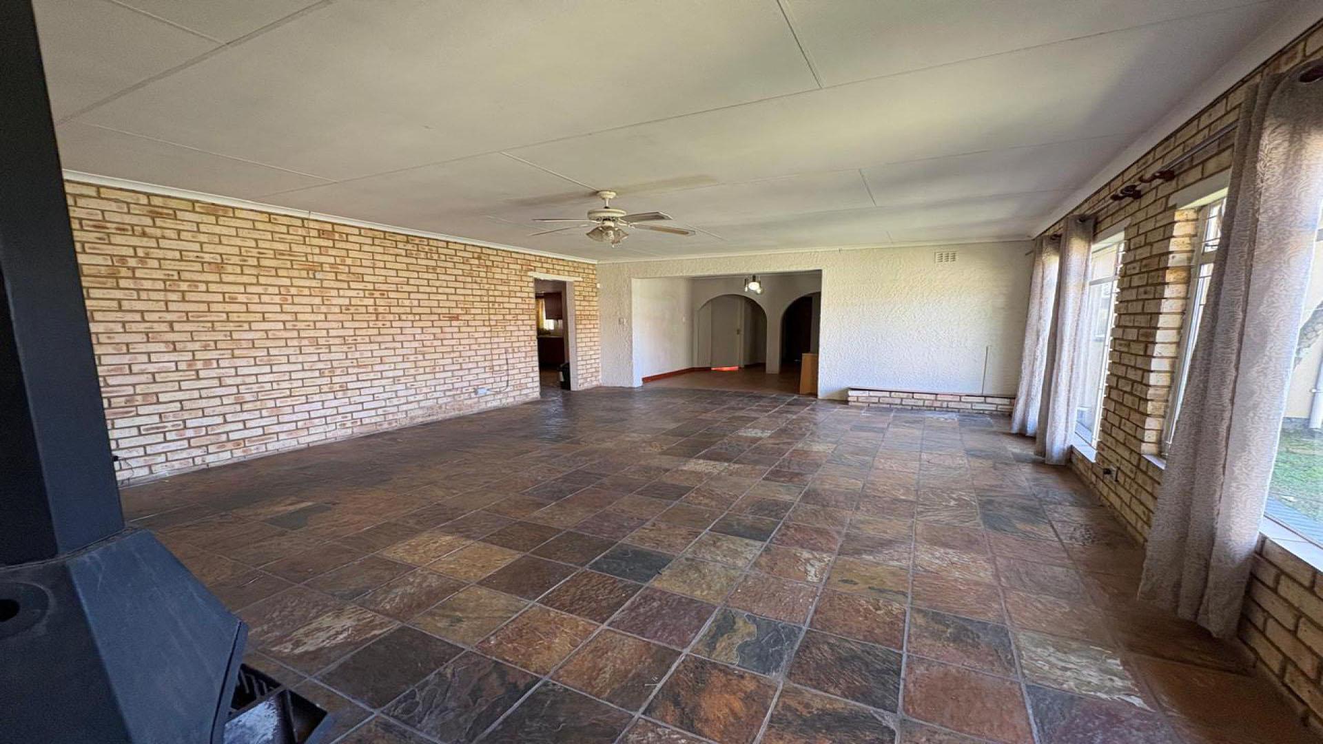 Lounges - 53 square meters of property in Helikon Park