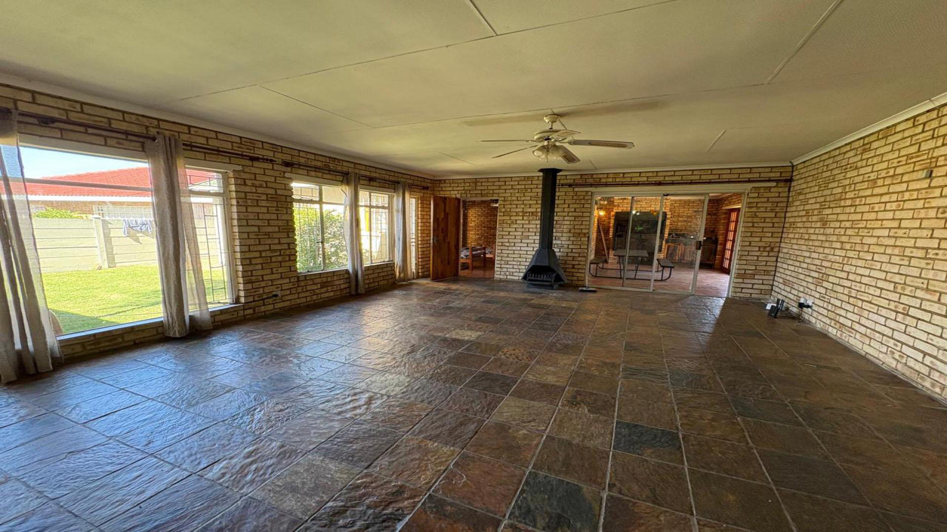 Lounges - 53 square meters of property in Helikon Park