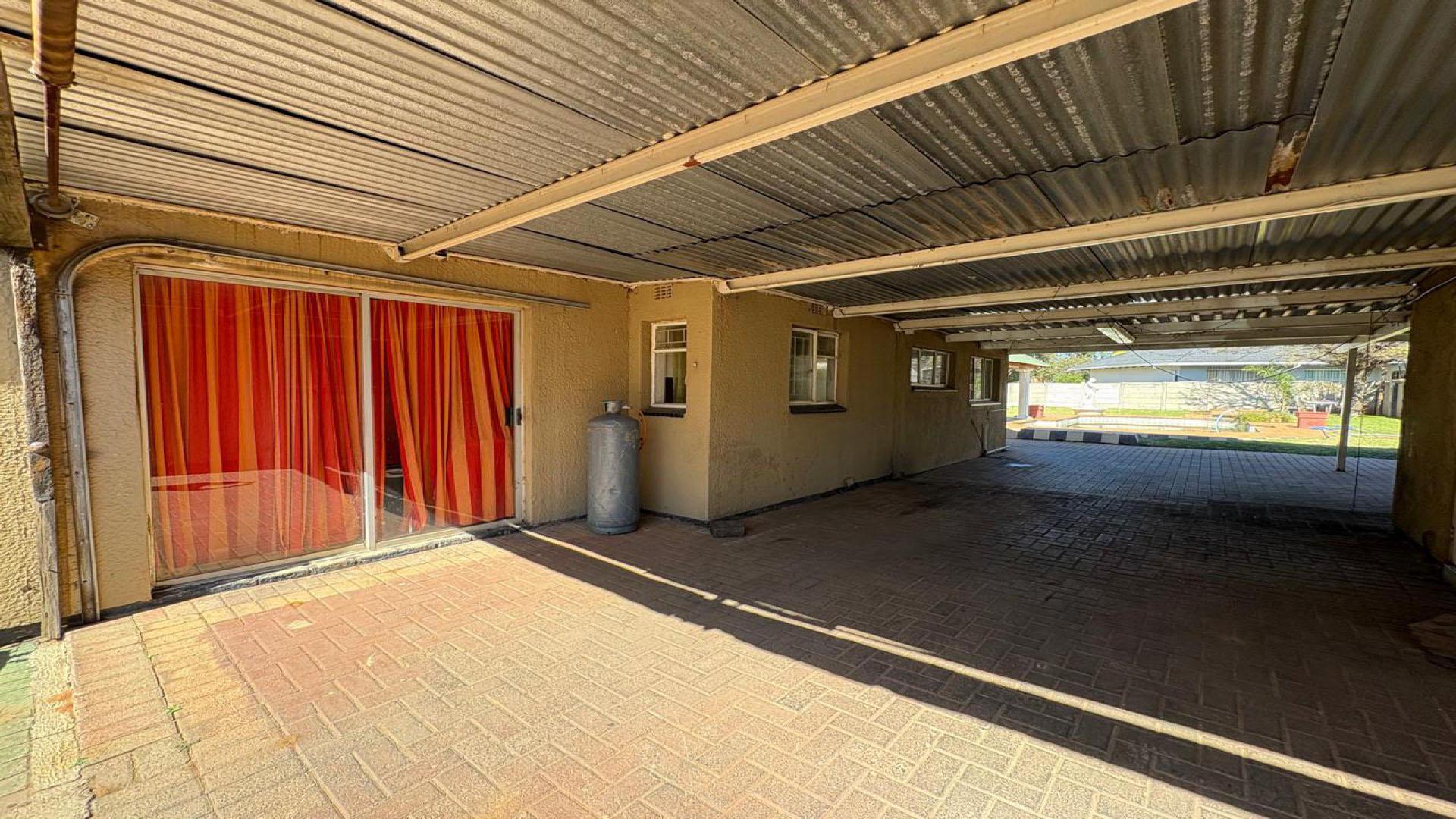 Patio - 46 square meters of property in Helikon Park