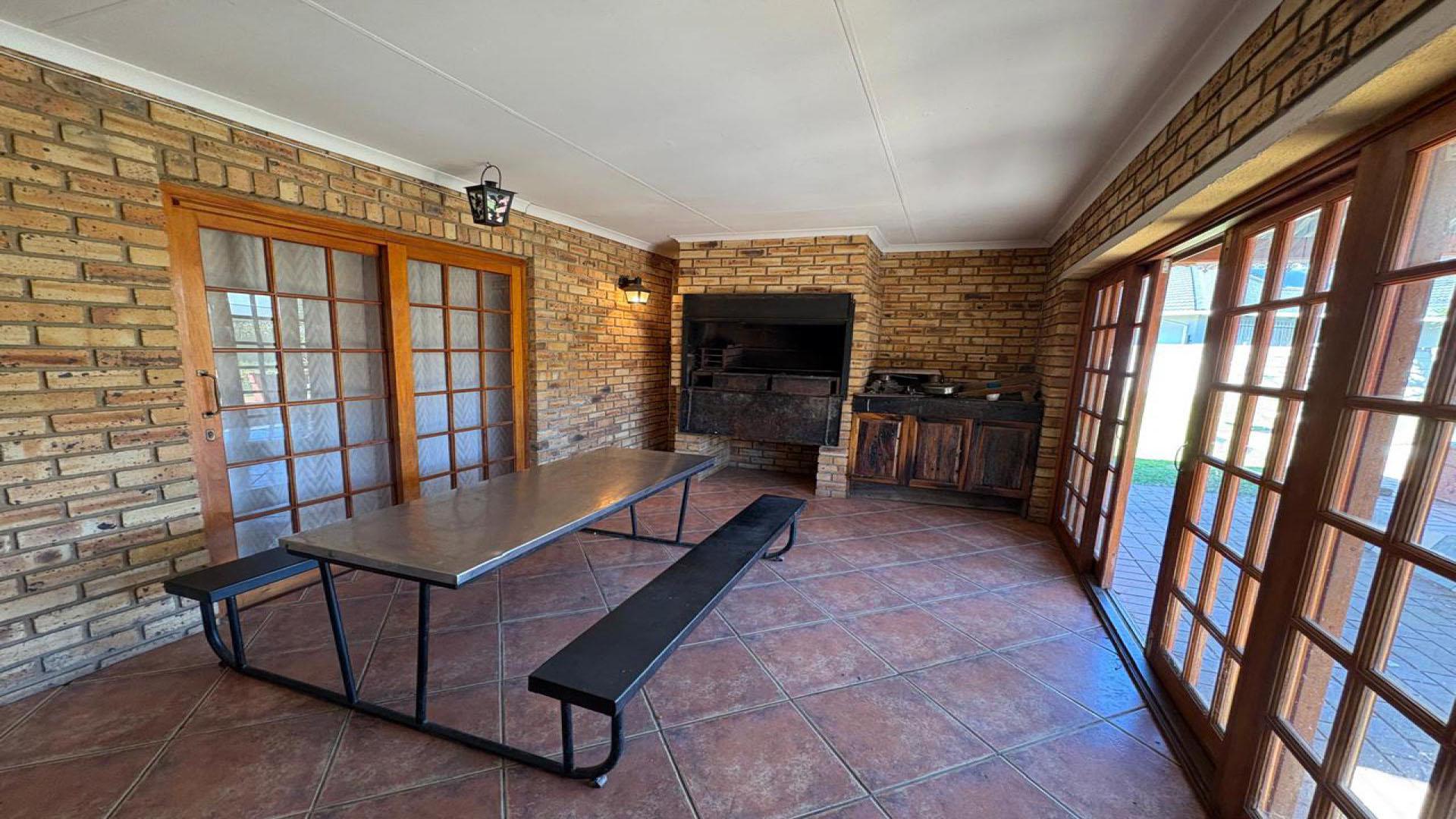 Patio - 46 square meters of property in Helikon Park