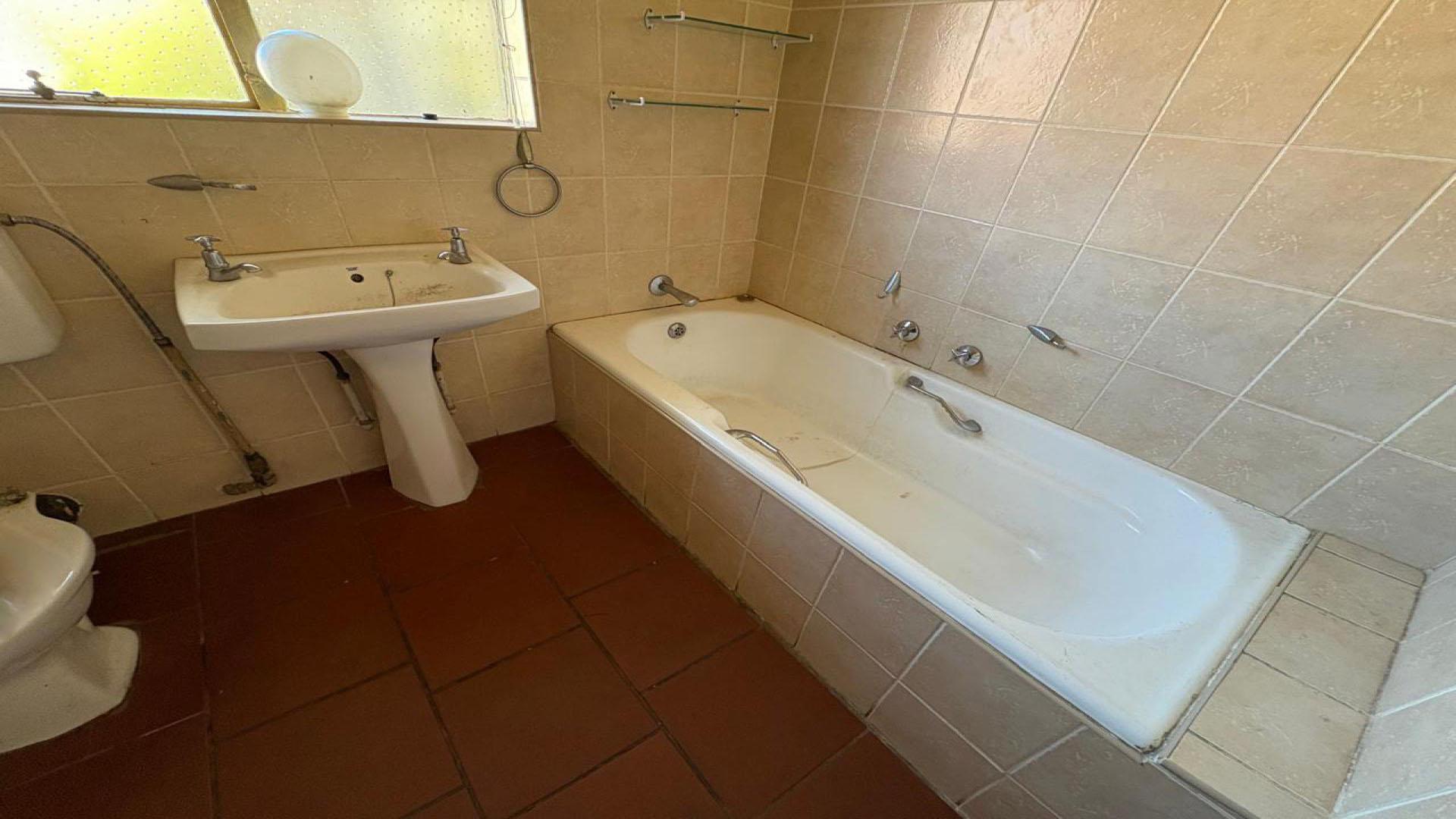 Bathroom 1 - 7 square meters of property in Helikon Park
