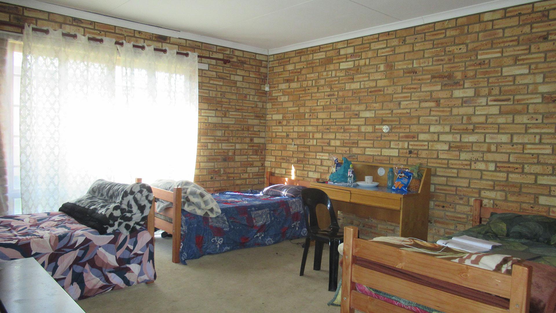 Main Bedroom - 40 square meters of property in Helikon Park