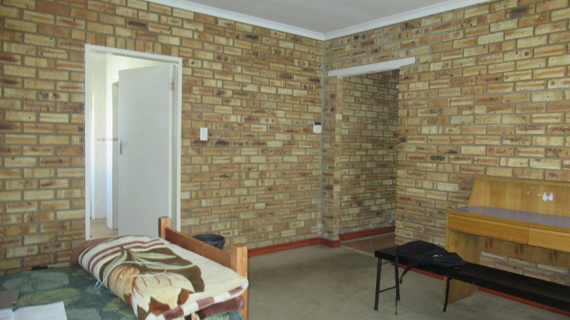 Main Bedroom - 40 square meters of property in Helikon Park