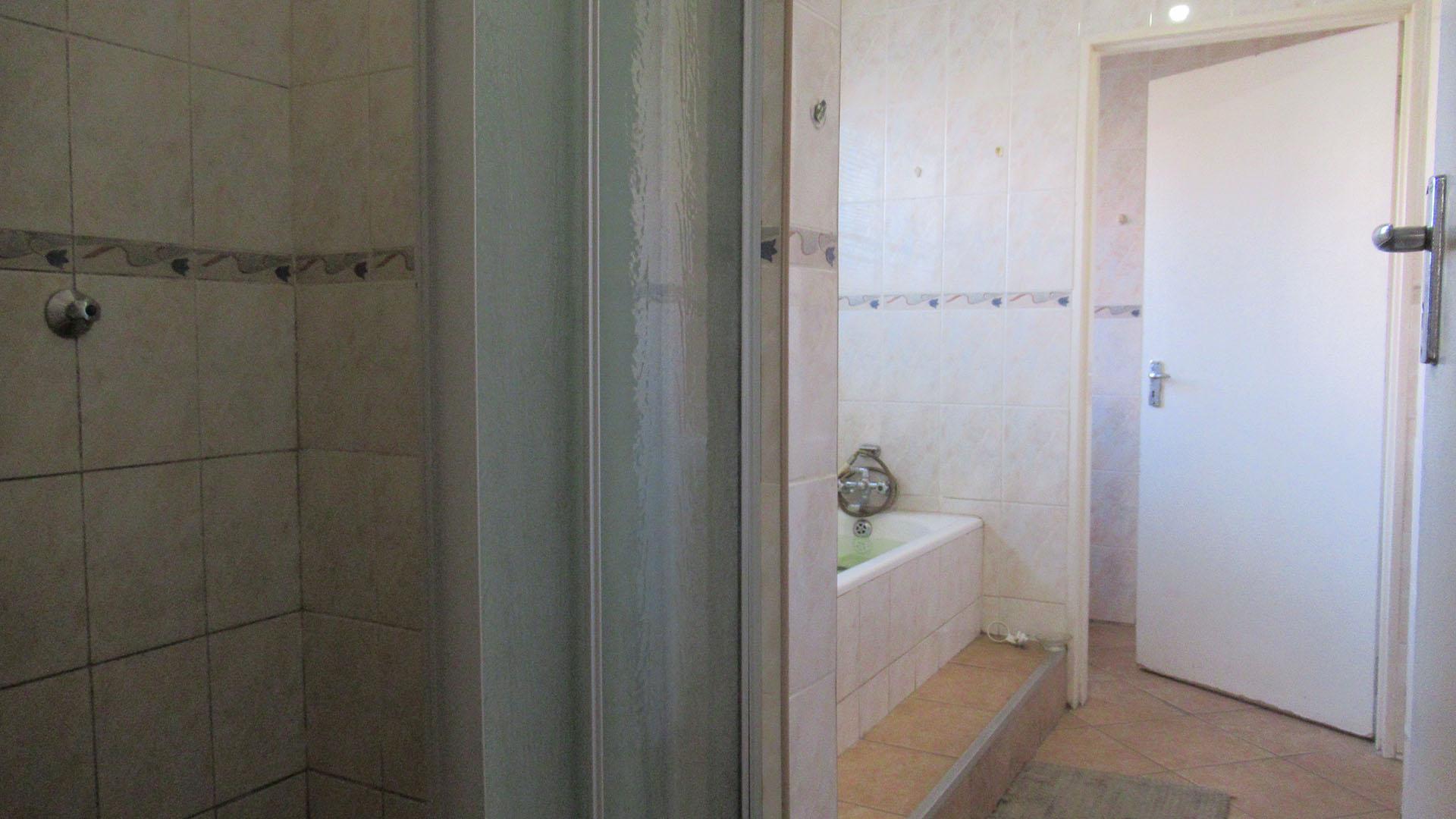 Main Bathroom - 12 square meters of property in Helikon Park