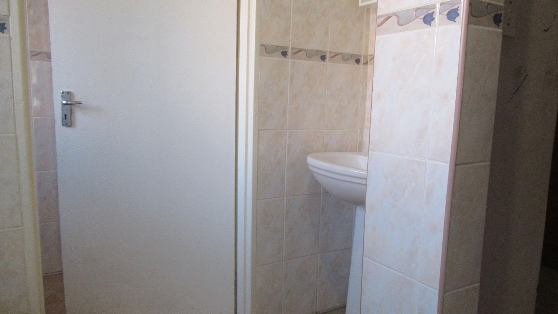 Main Bathroom - 12 square meters of property in Helikon Park