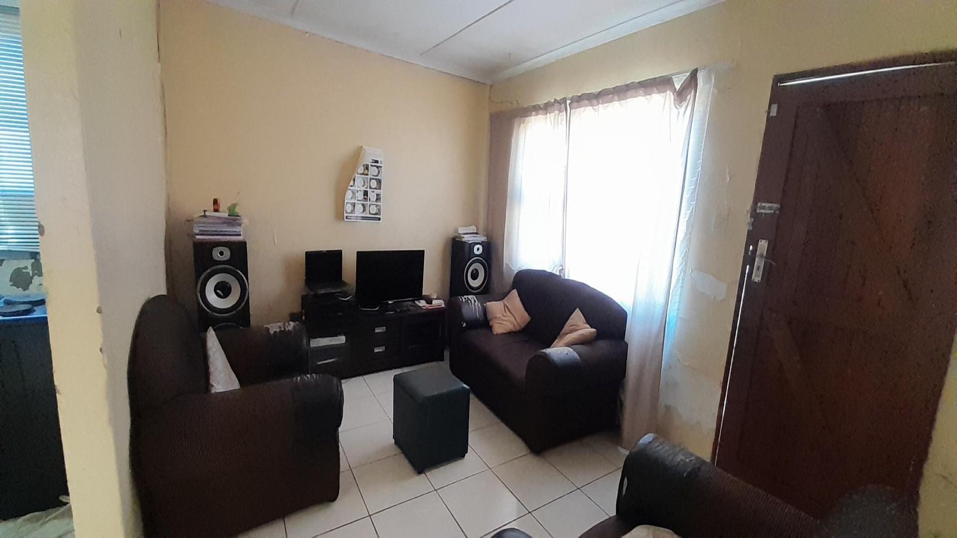 Lounges of property in Motherwell 3
