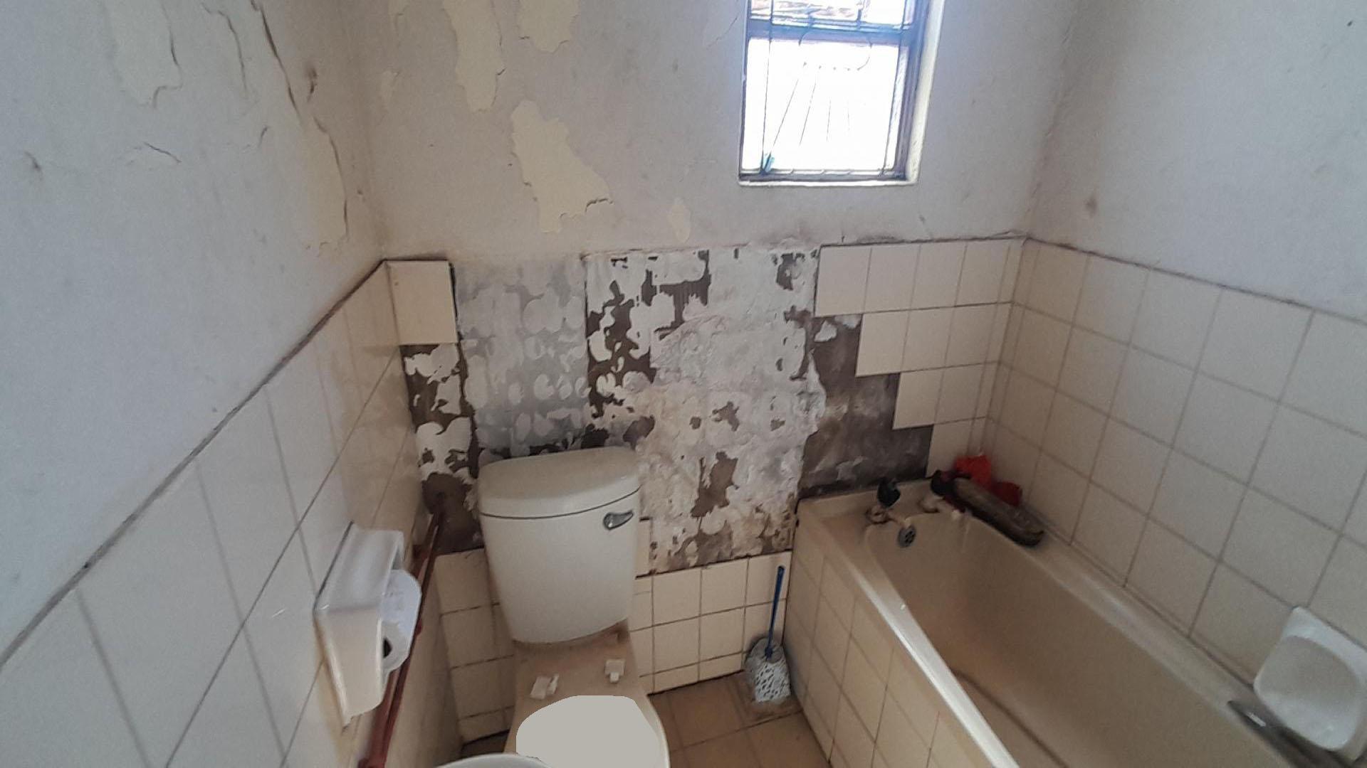 Bathroom 1 of property in Motherwell 3