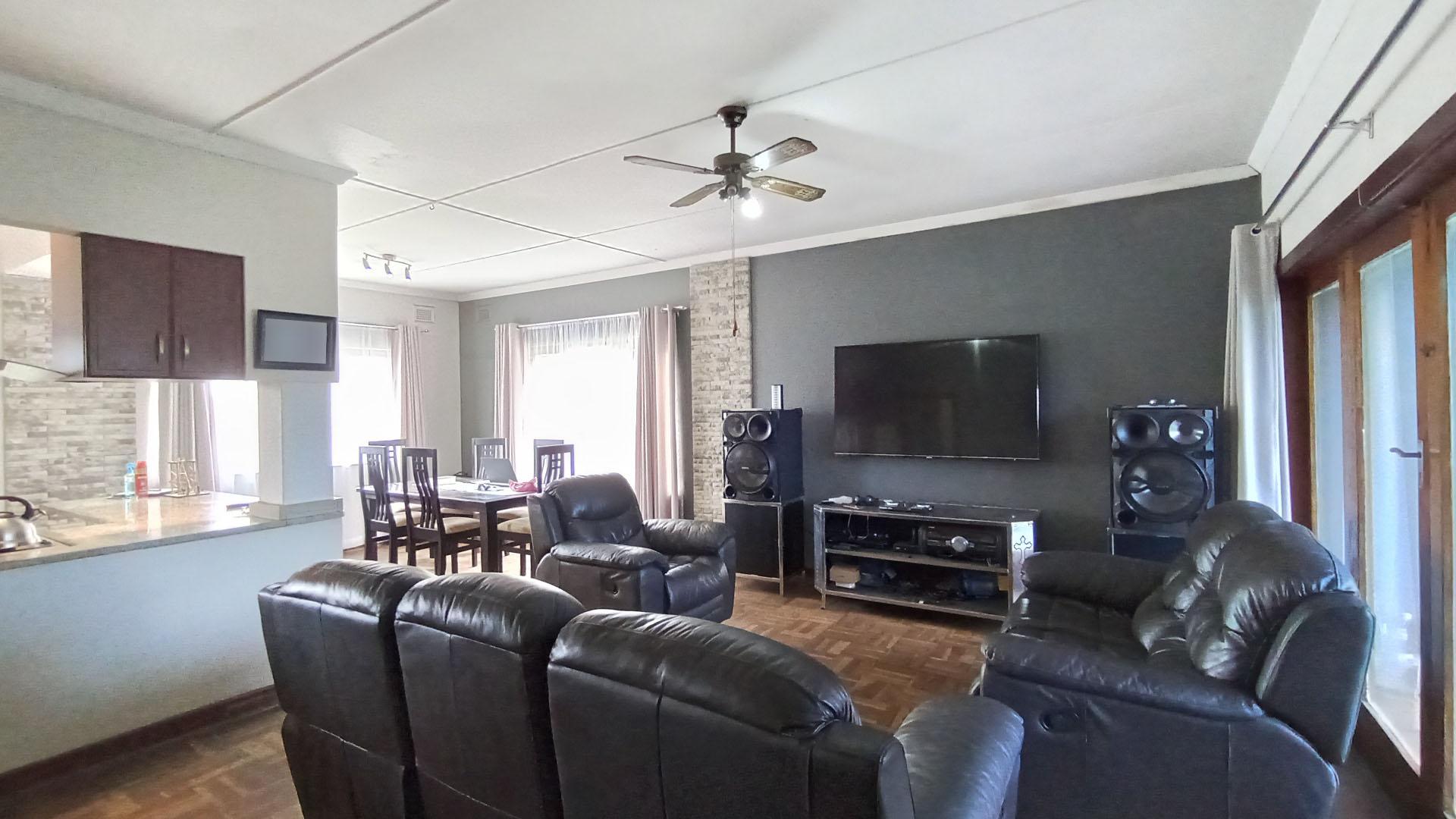 Lounges - 26 square meters of property in Greenwood Park