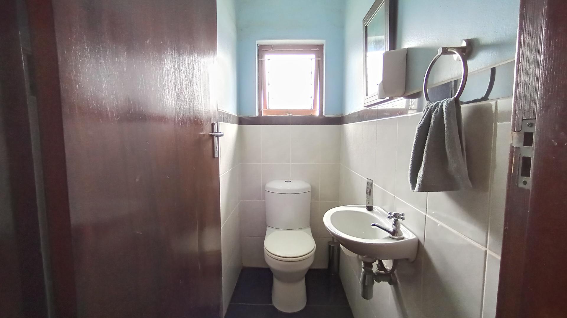 Guest Toilet - 2 square meters of property in Greenwood Park