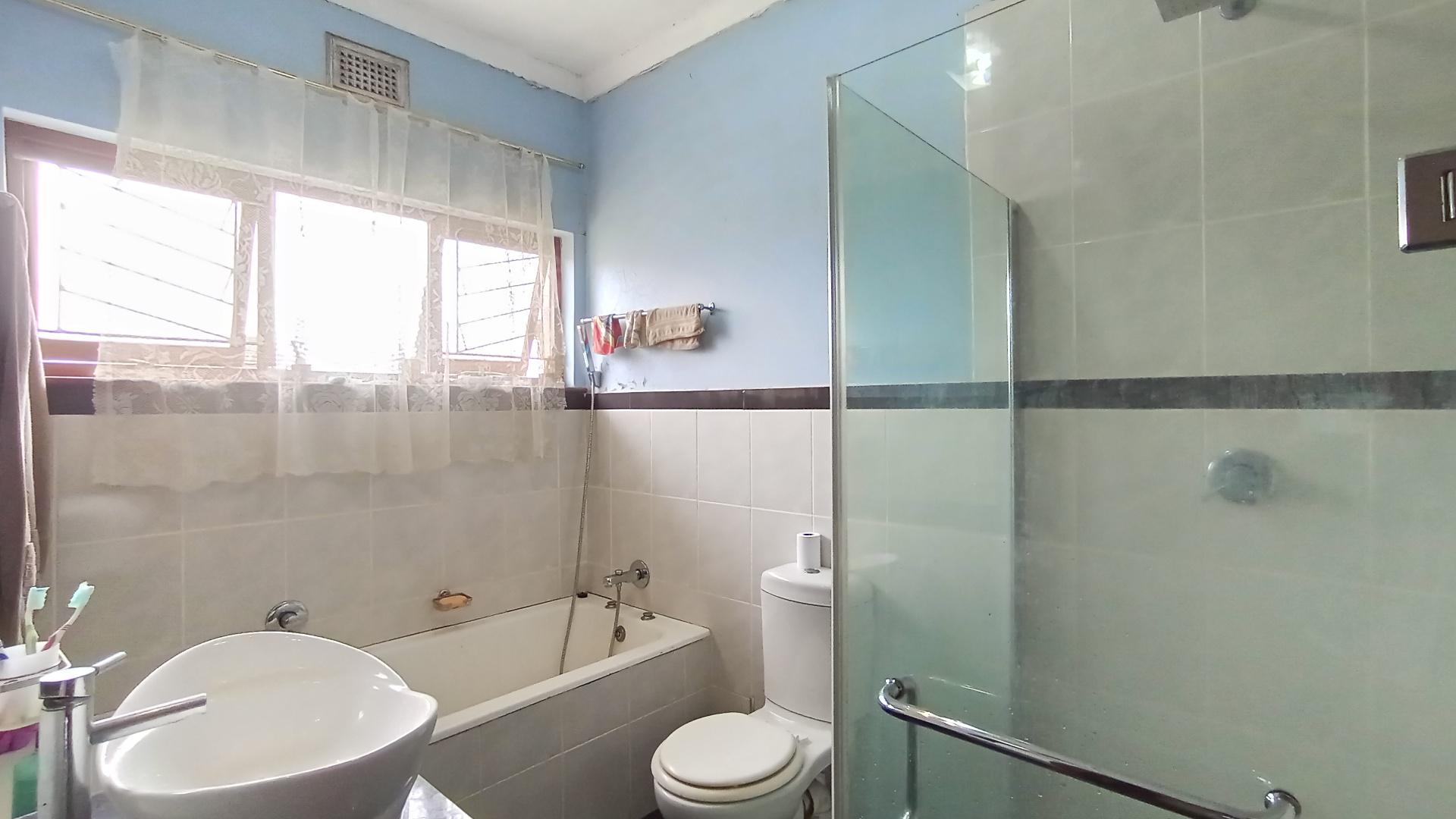 Bathroom 1 - 6 square meters of property in Greenwood Park