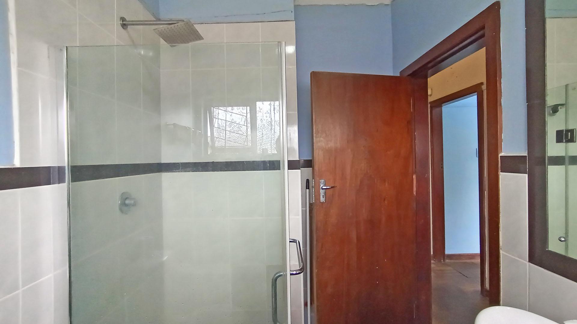 Bathroom 1 - 6 square meters of property in Greenwood Park