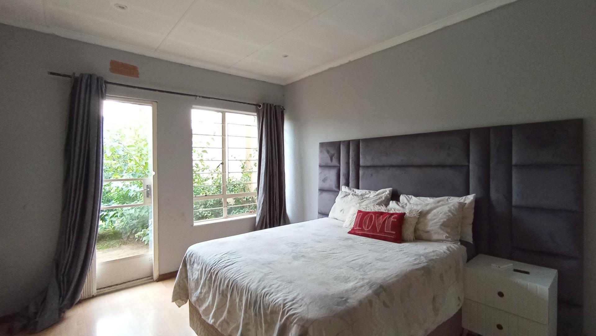 Main Bedroom - 18 square meters of property in Simmerfield