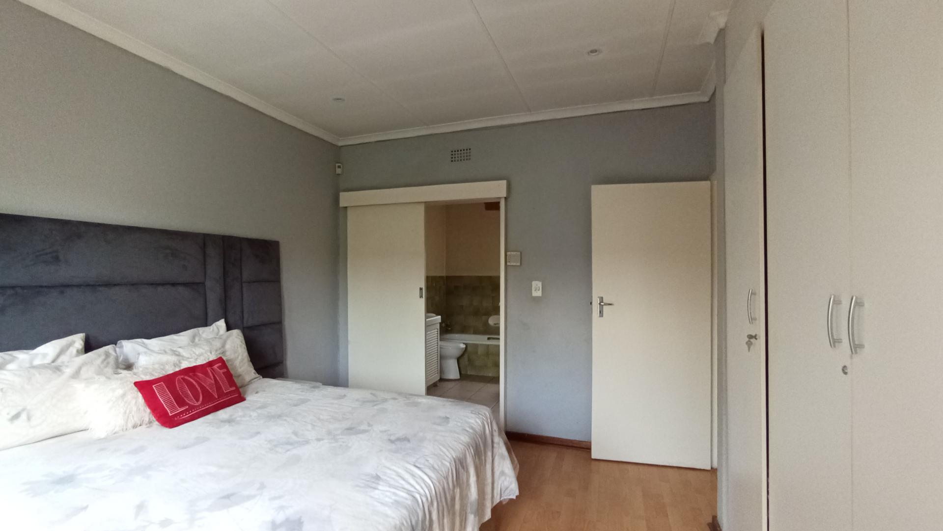 Main Bedroom - 18 square meters of property in Simmerfield