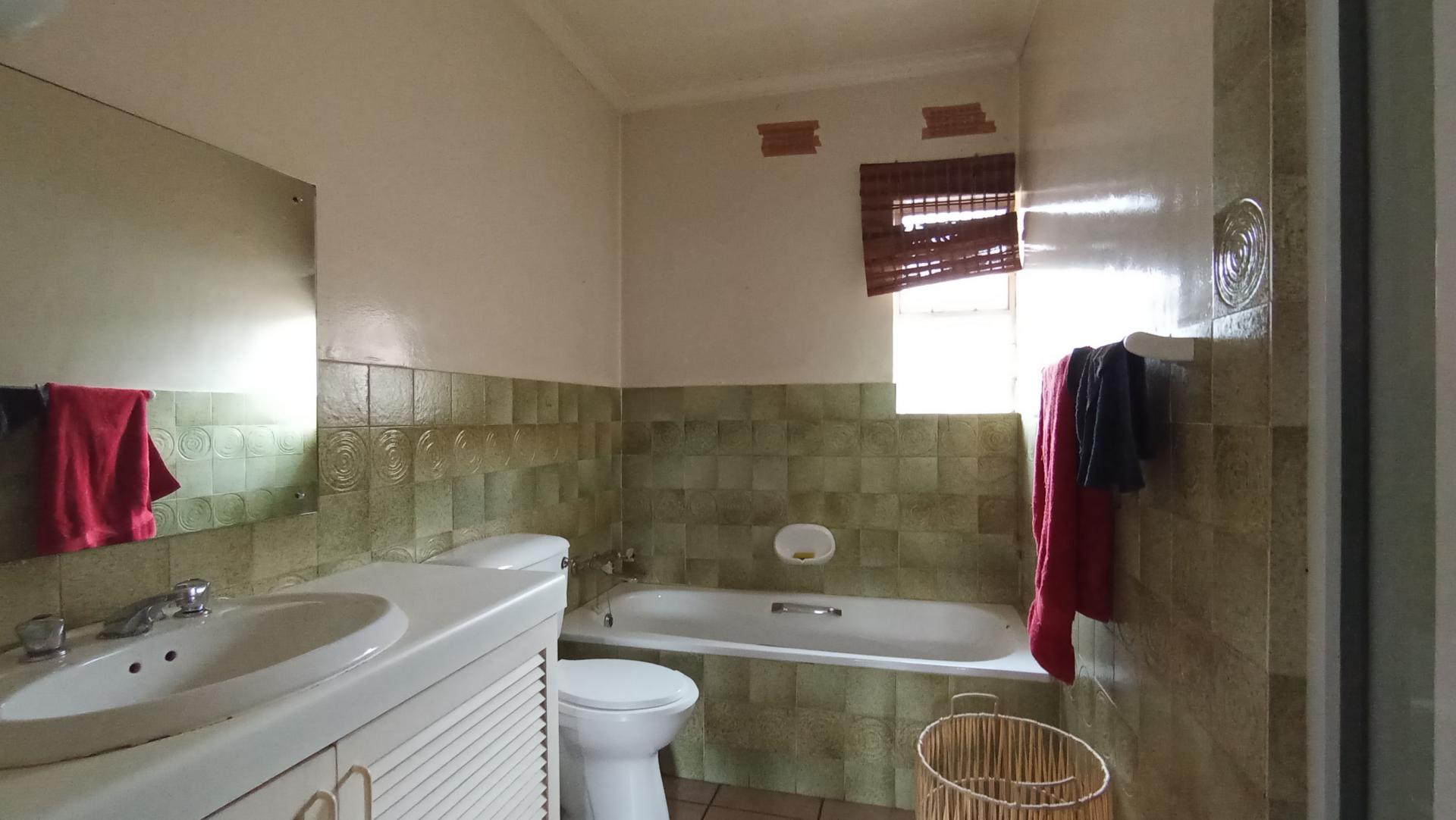 Main Bathroom - 7 square meters of property in Simmerfield
